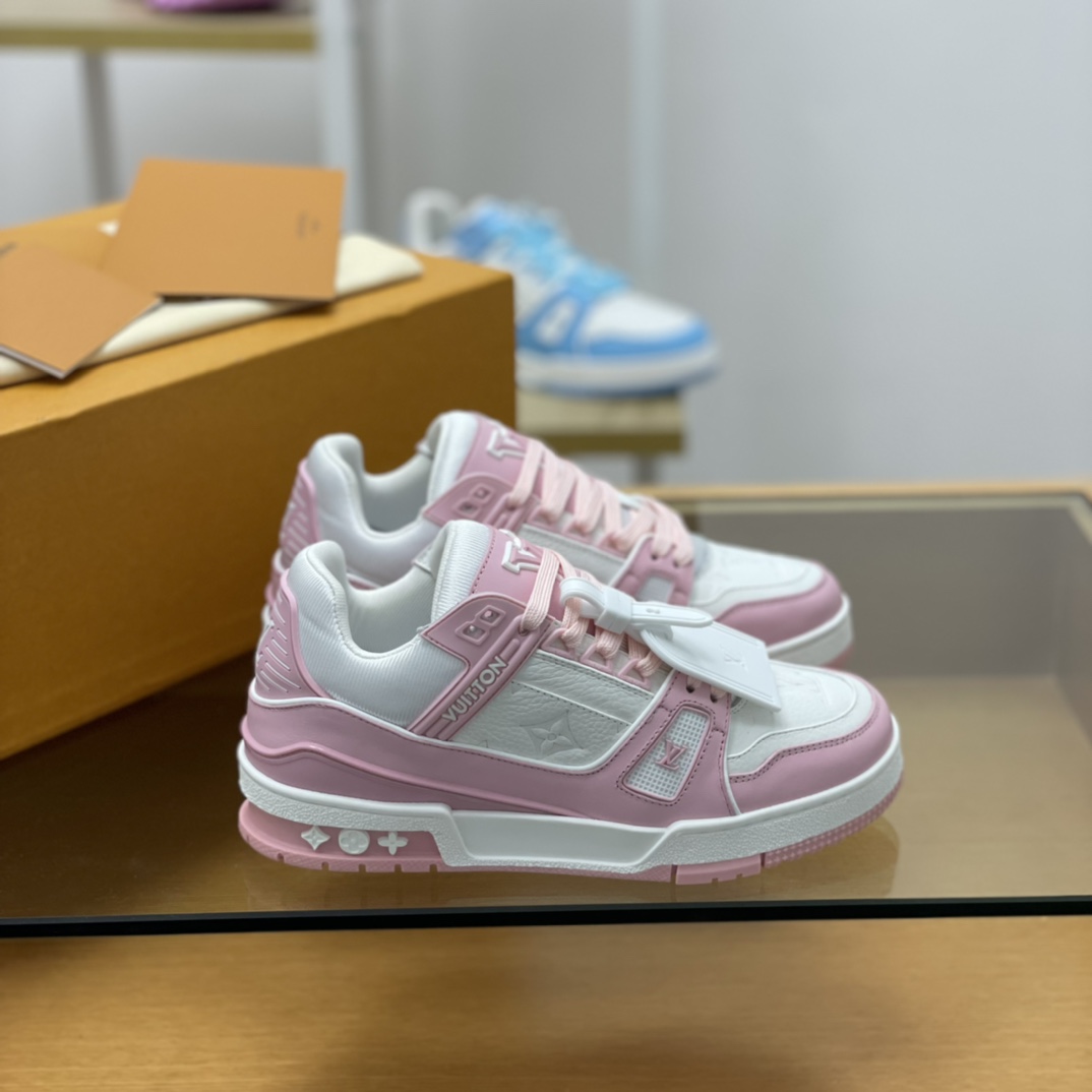 LV/路易威登    采用压印荔面小牛皮制成女款运动跑鞋