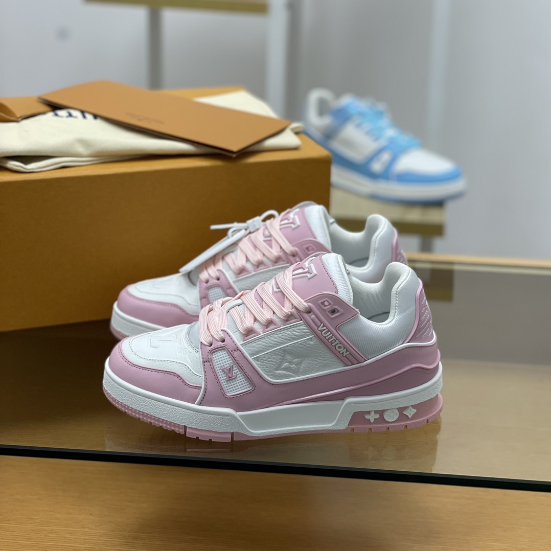 LV/路易威登    采用压印荔面小牛皮制成女款运动跑鞋