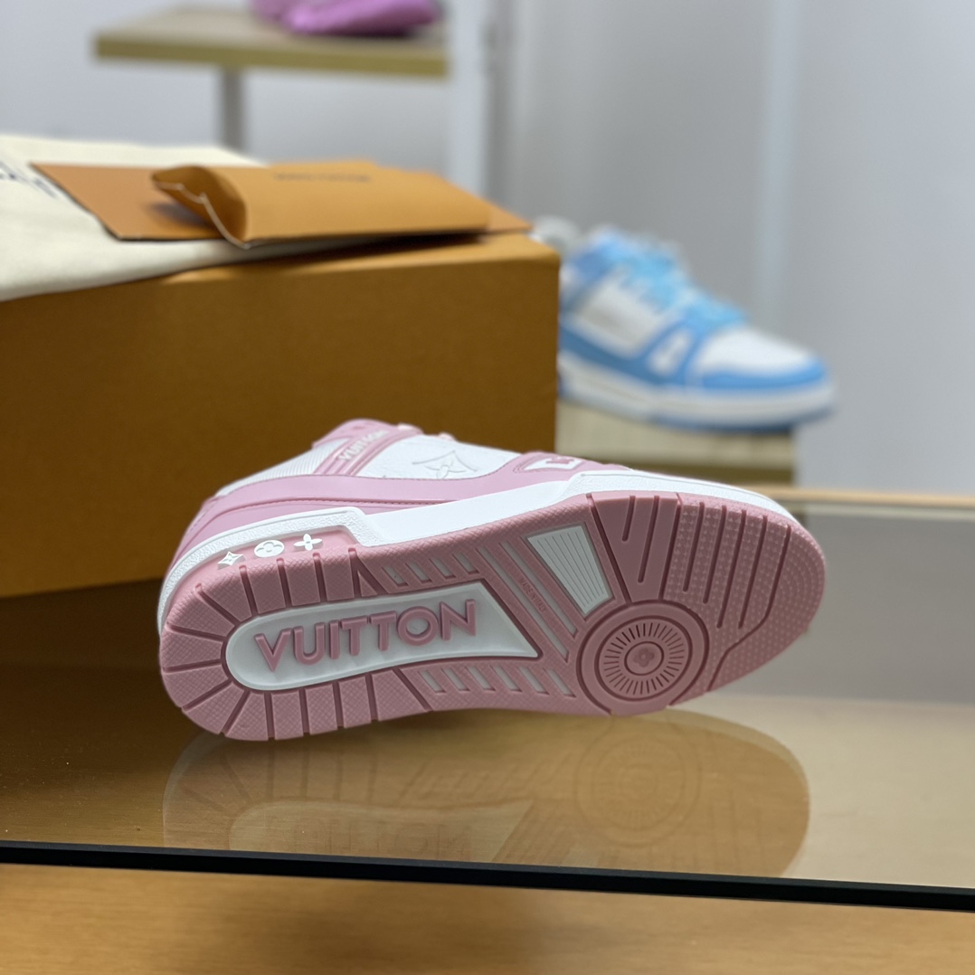 LV/路易威登    采用压印荔面小牛皮制成女款运动跑鞋