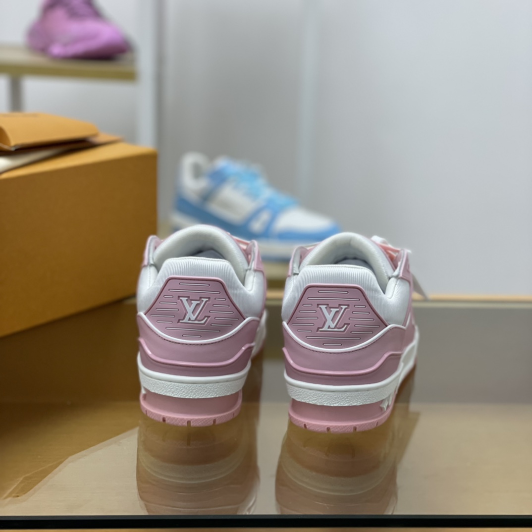 LV/路易威登    采用压印荔面小牛皮制成女款运动跑鞋