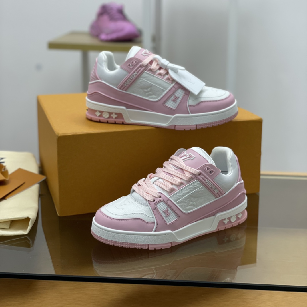 LV/路易威登    采用压印荔面小牛皮制成女款运动跑鞋