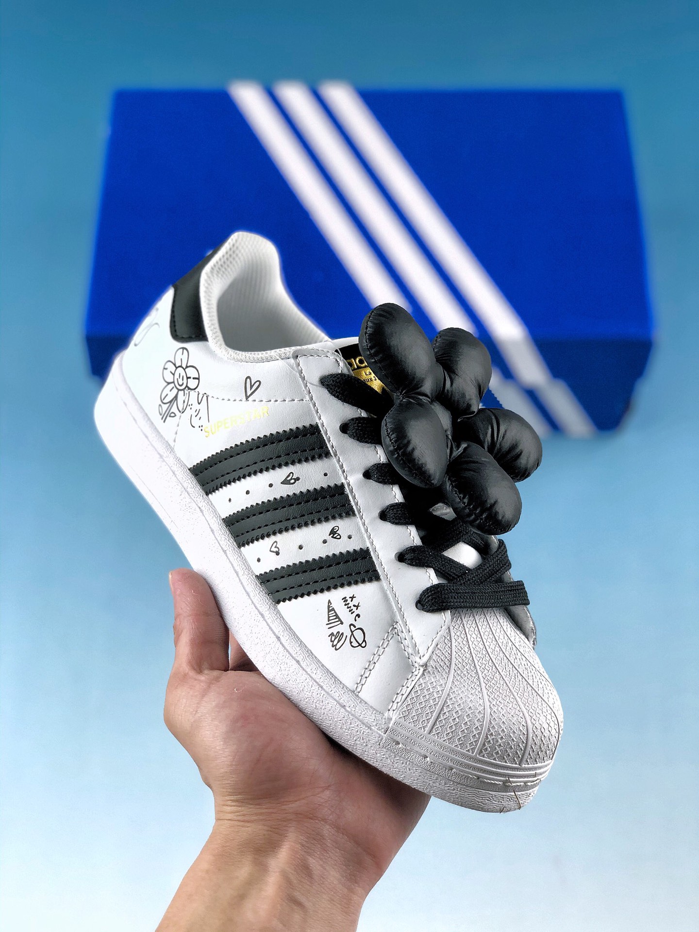  支持放店
Adidas Originals SUPERSTAR W
渠道正品订单 诠释市场最高工艺水平
贝壳头经典小白板鞋 专柜上架同步配色
全鞋进口头层皮料打造。区别市面普通真标版本，进出专柜无压力 ，
官方货号: FU7712V
Size：35 36 36.5 37.5 38 38.5 39 40 40.5 41 42 42.5 43 44 45