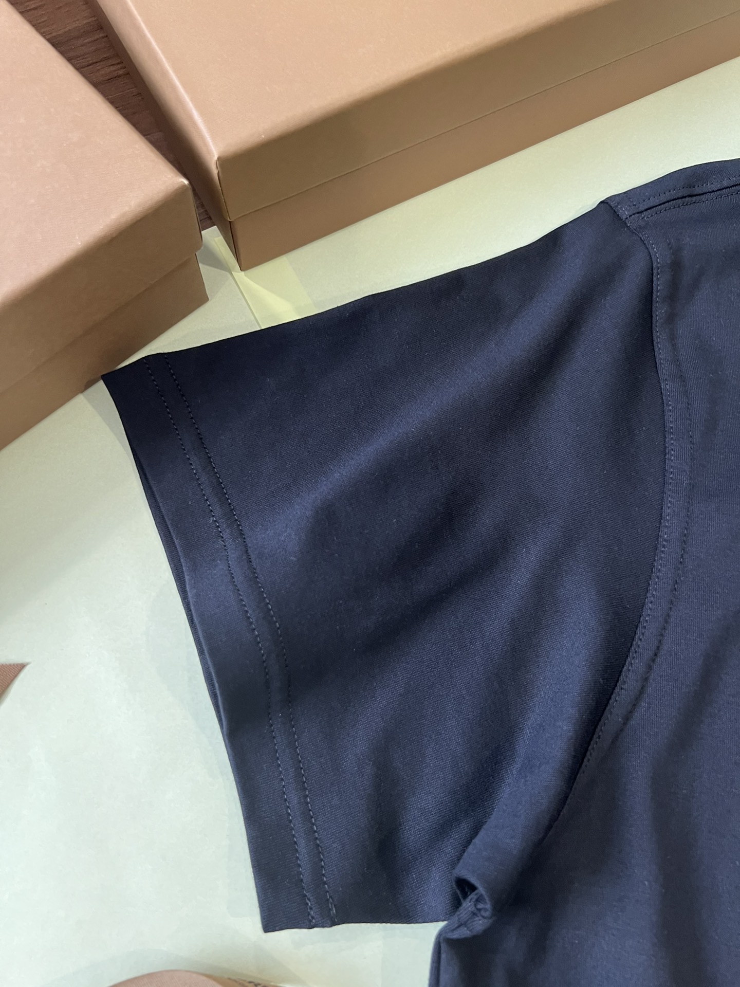 顶级品质 Burber*y 巴宝*莉格纹口袋棉质宽松 T 恤衫 ▪️ 经典 圆领T恤衫,宽松版型 T 衬衫
