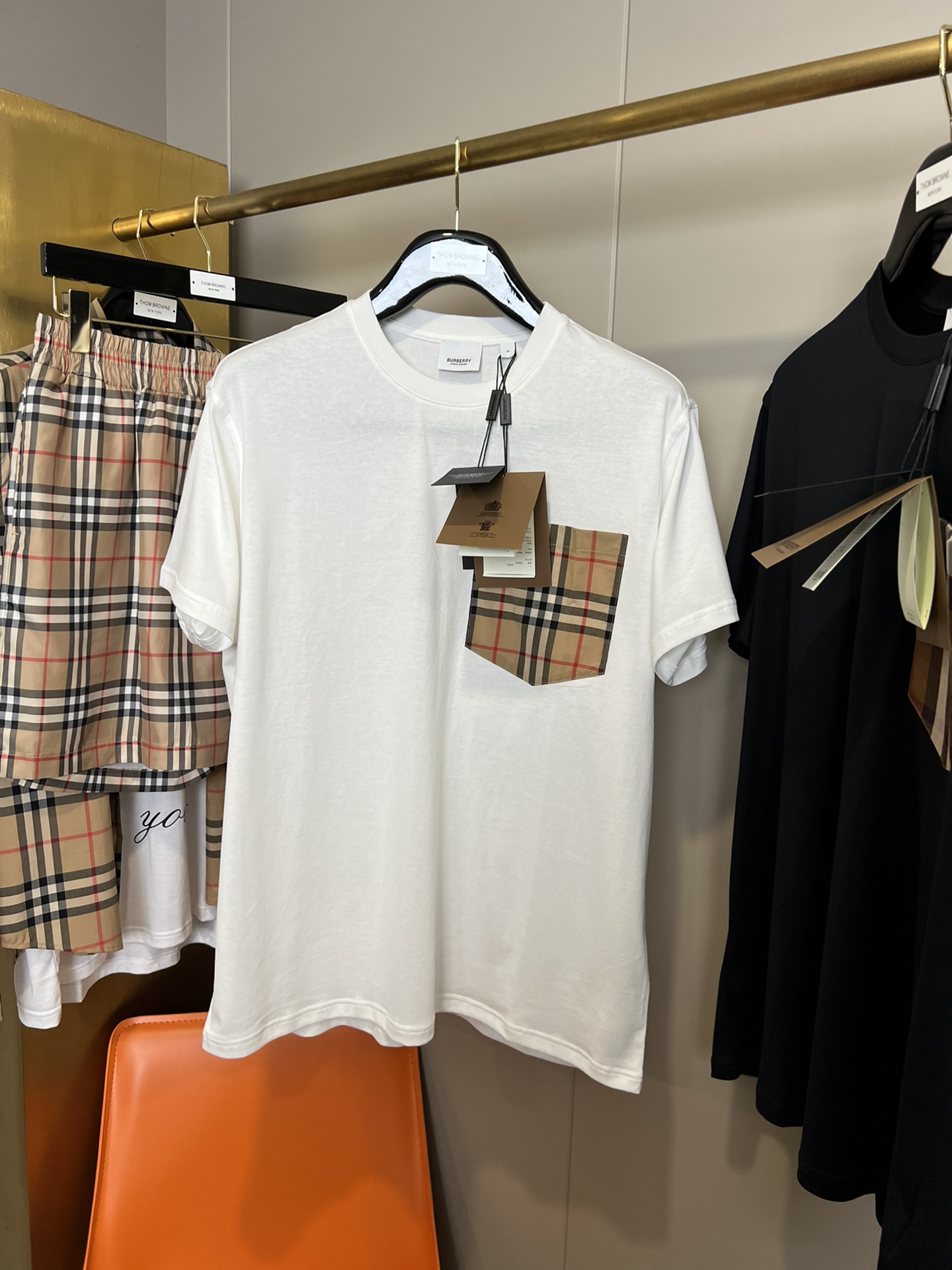 顶级品质 Burber*y 巴宝*莉格纹口袋棉质宽松 T 恤衫 ▪️ 经典 圆领T恤衫,宽松版型 T 衬衫