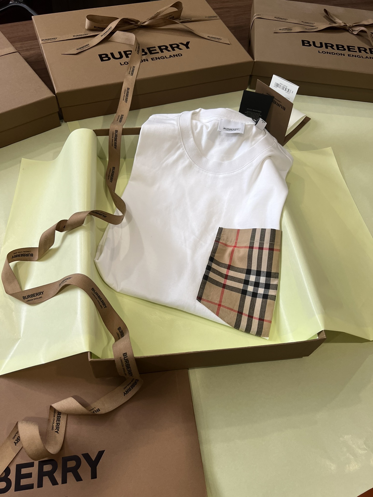 顶级品质 Burber*y 巴宝*莉格纹口袋棉质宽松 T 恤衫 ▪️ 经典 圆领T恤衫,宽松版型 T 衬衫
