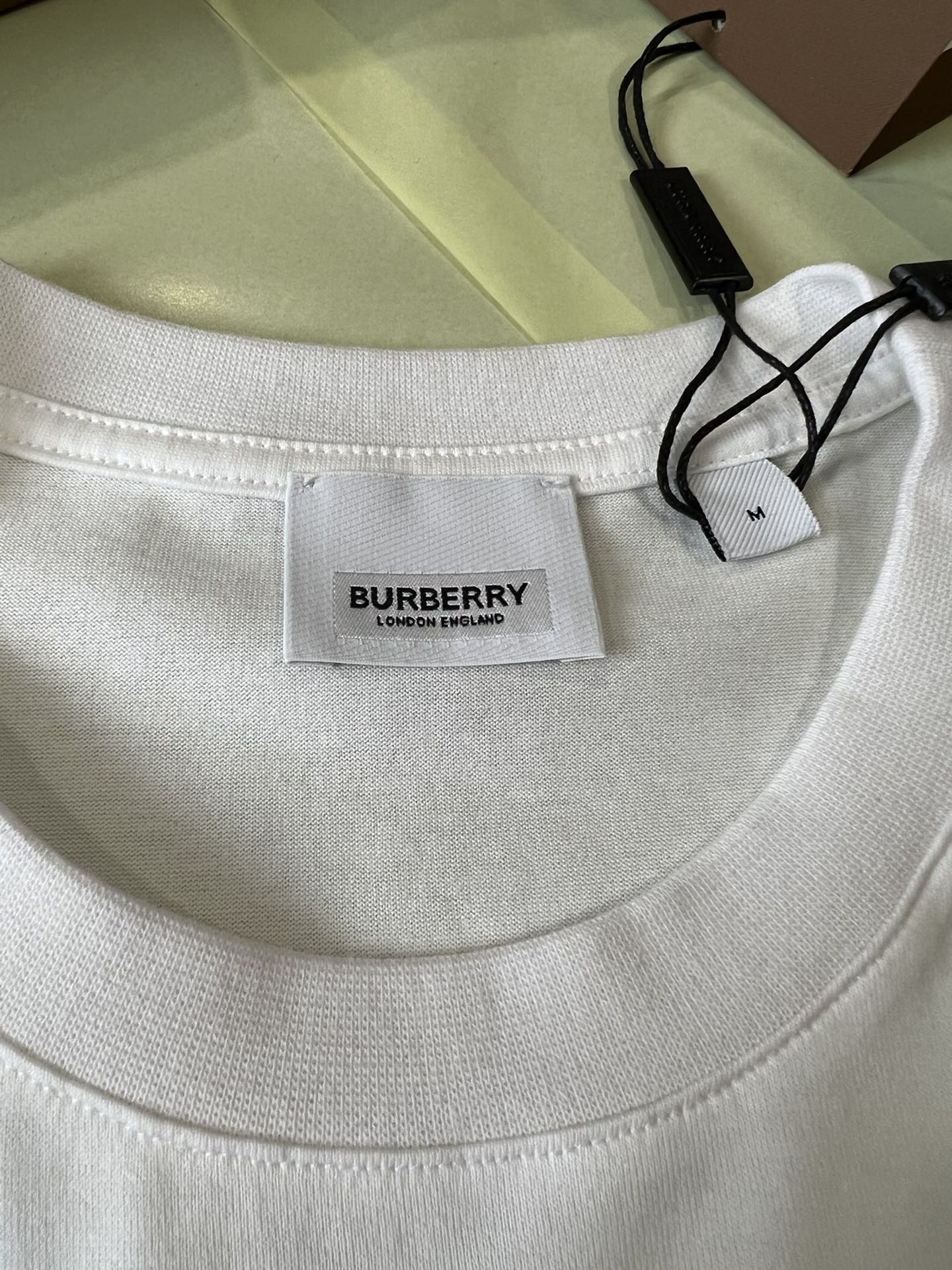顶级品质 Burber*y 巴宝*莉格纹口袋棉质宽松 T 恤衫 ▪️ 经典 圆领T恤衫，宽松版型 T 衬衫