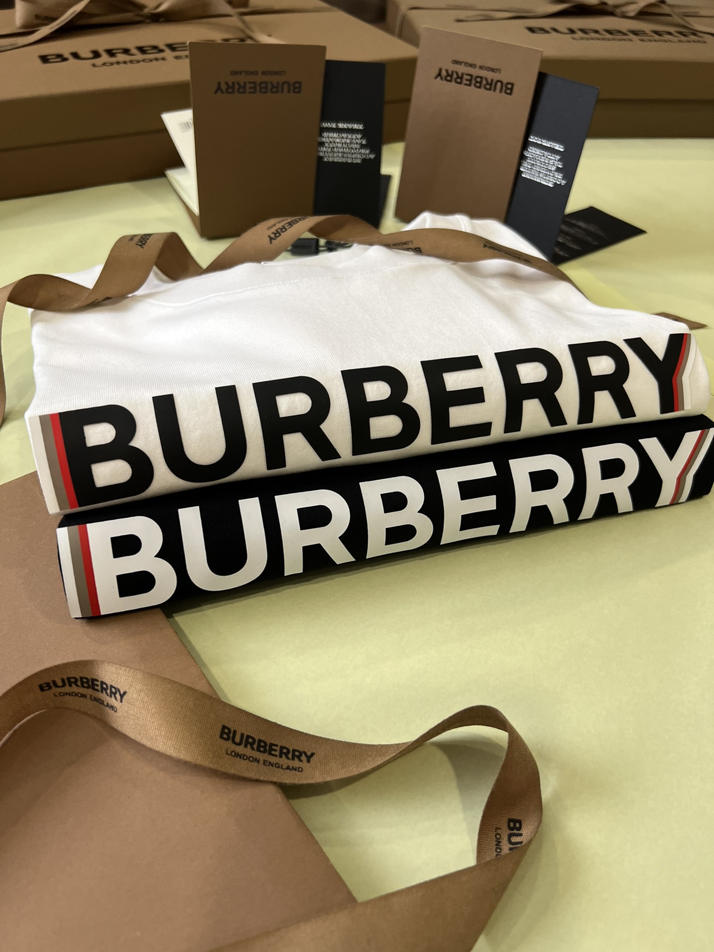 顶级品质/ Burber*y 巴宝*莉徽标印花棉质 T 恤衫 ▪️ 经典 圆领T恤衫,宽松版型 T 衬衫