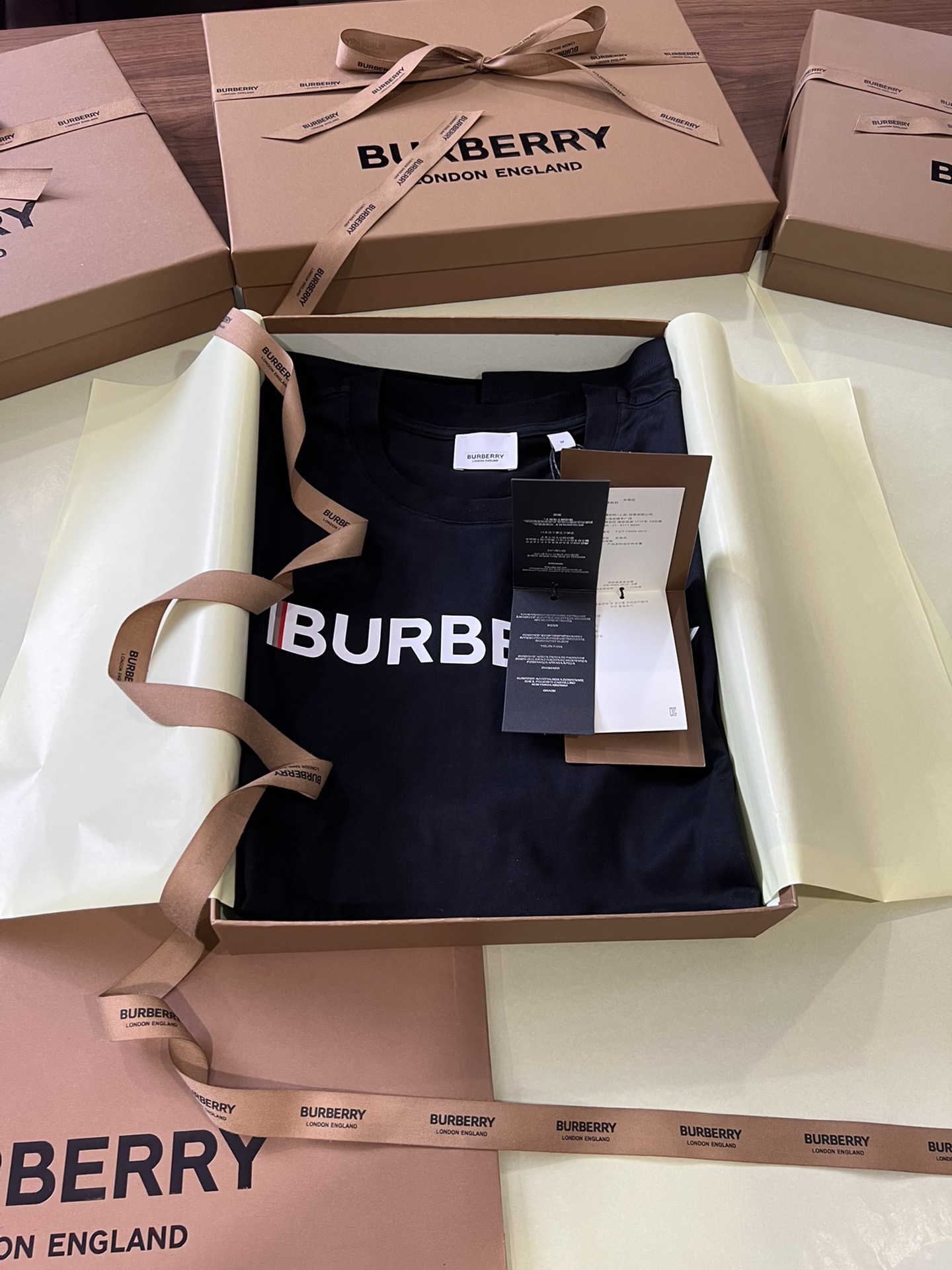 顶级品质/ Burber*y 巴宝*莉徽标印花棉质 T 恤衫 ▪️ 经典 圆领T恤衫,宽松版型 T 衬衫
