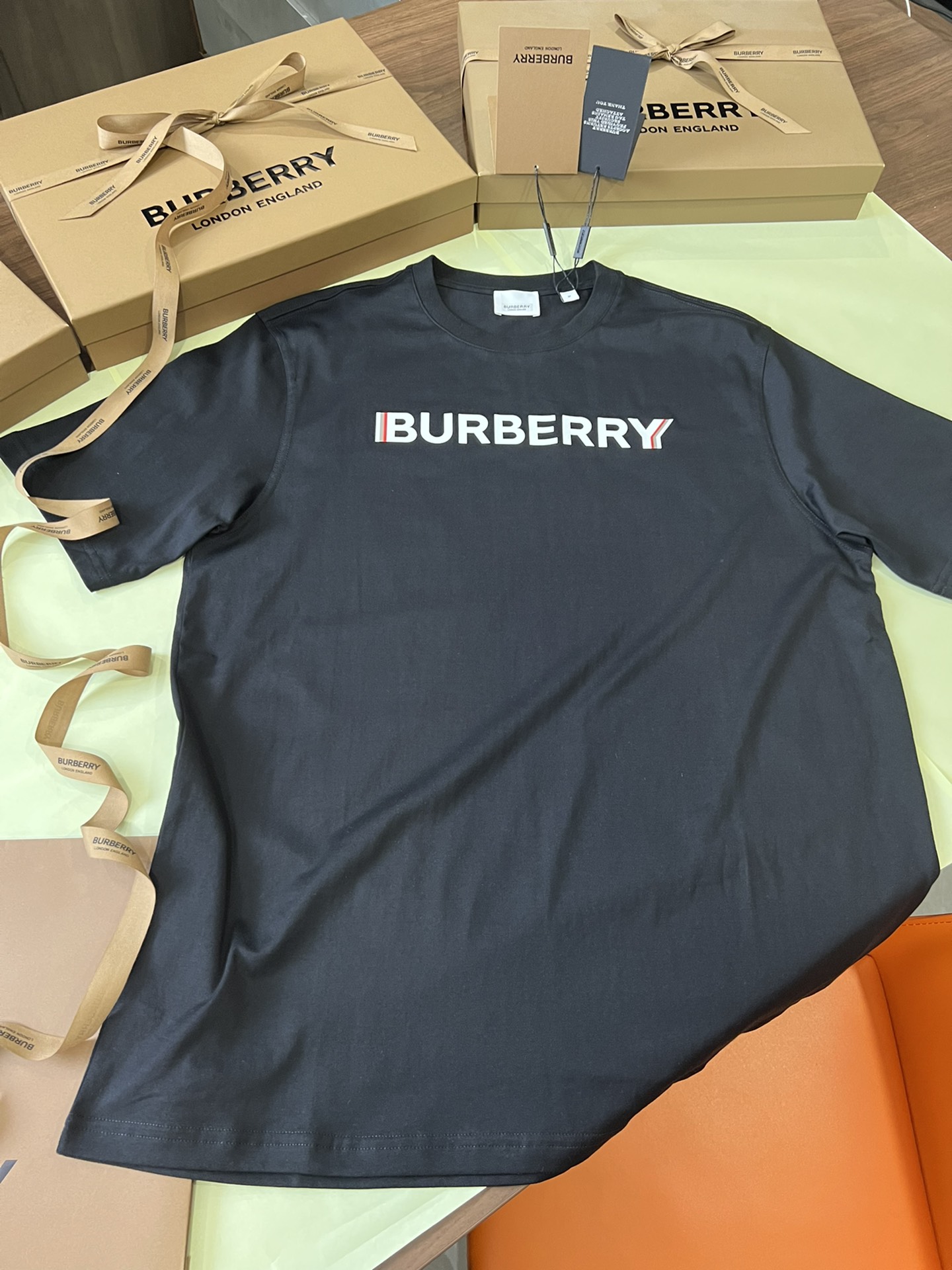 顶级品质/ Burber*y 巴宝*莉徽标印花棉质 T 恤衫 ▪️ 经典 圆领T恤衫,宽松版型 T 衬衫