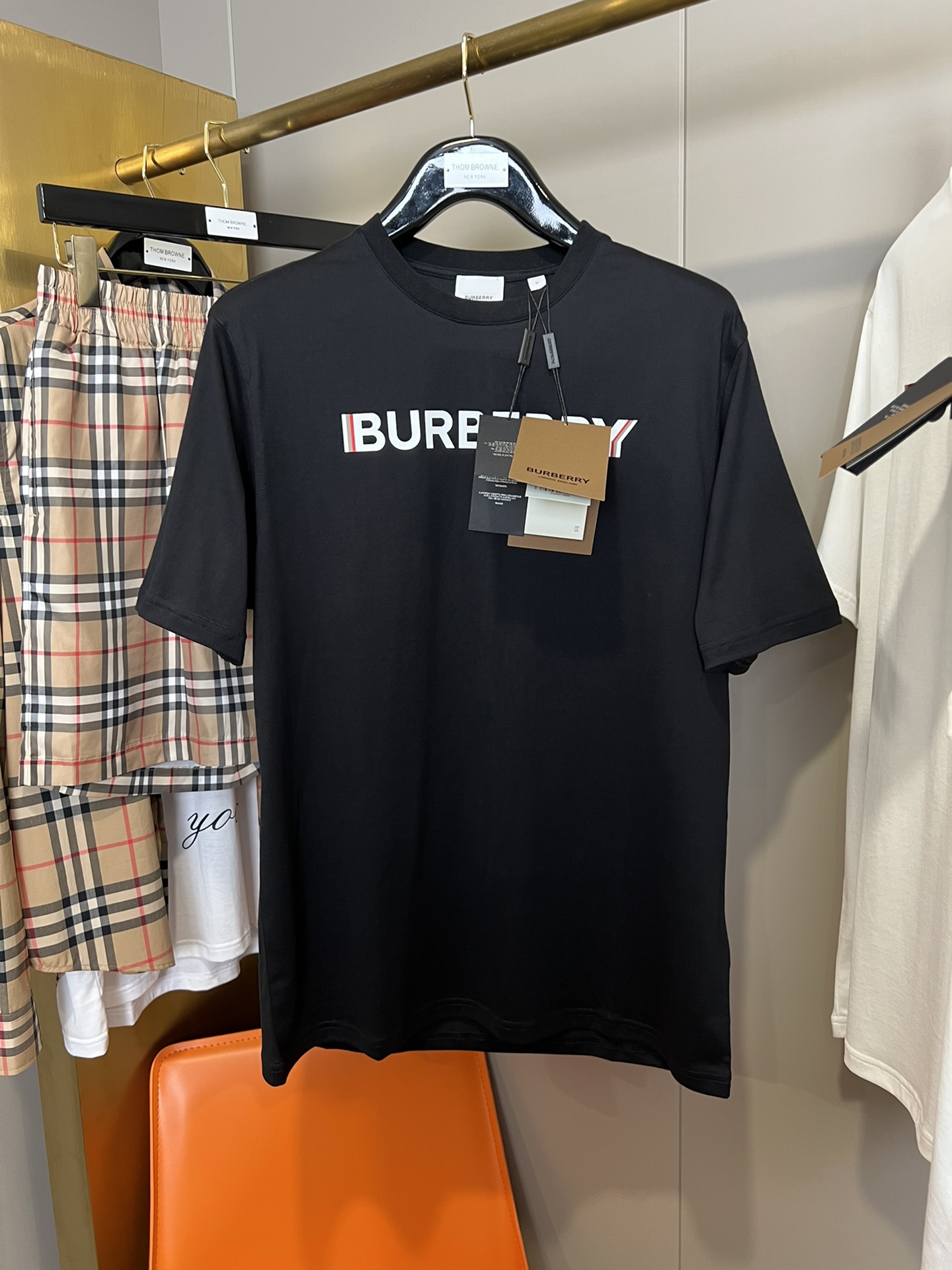 顶级品质/ Burber*y 巴宝*莉徽标印花棉质 T 恤衫 ▪️ 经典 圆领T恤衫,宽松版型 T 衬衫