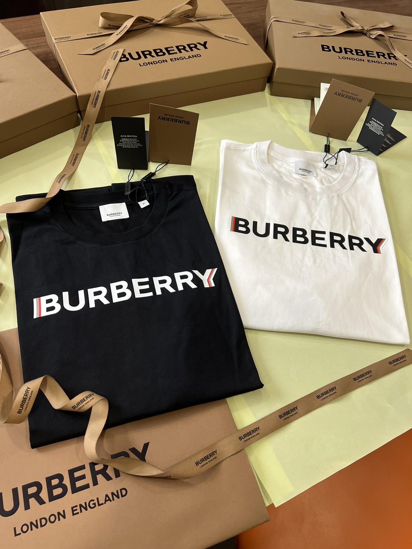 顶级品质/ Burber*y 巴宝*莉徽标印花棉质 T 恤衫 ▪️ 经典 圆领T恤衫,宽松版型 T 衬衫