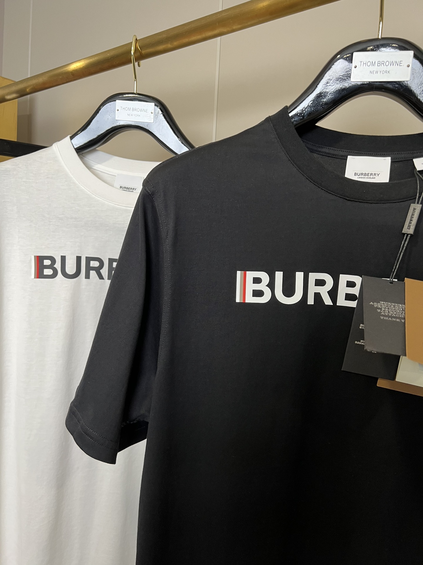 顶级品质/ Burber*y 巴宝*莉徽标印花棉质 T 恤衫 ▪️ 经典 圆领T恤衫,宽松版型 T 衬衫