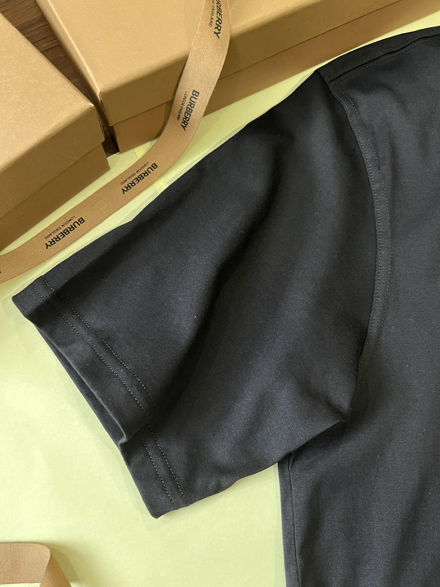 顶级品质/ Burber*y 巴宝*莉徽标印花棉质 T 恤衫 ▪️ 经典 圆领T恤衫,宽松版型 T 衬衫