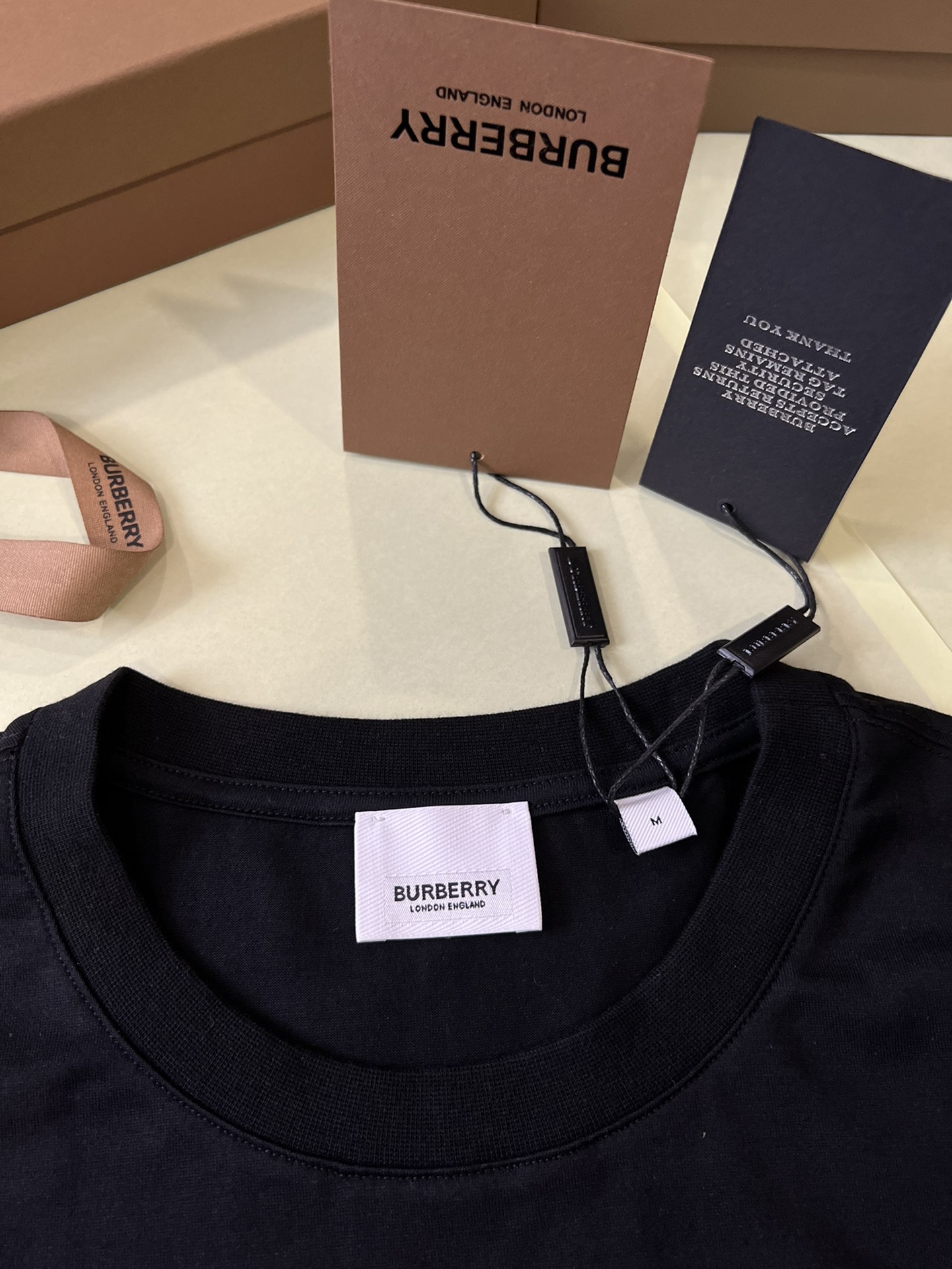 顶级品质/ Burber*y 巴宝*莉徽标印花棉质 T 恤衫 ▪️ 经典 圆领T恤衫,宽松版型 T 衬衫
