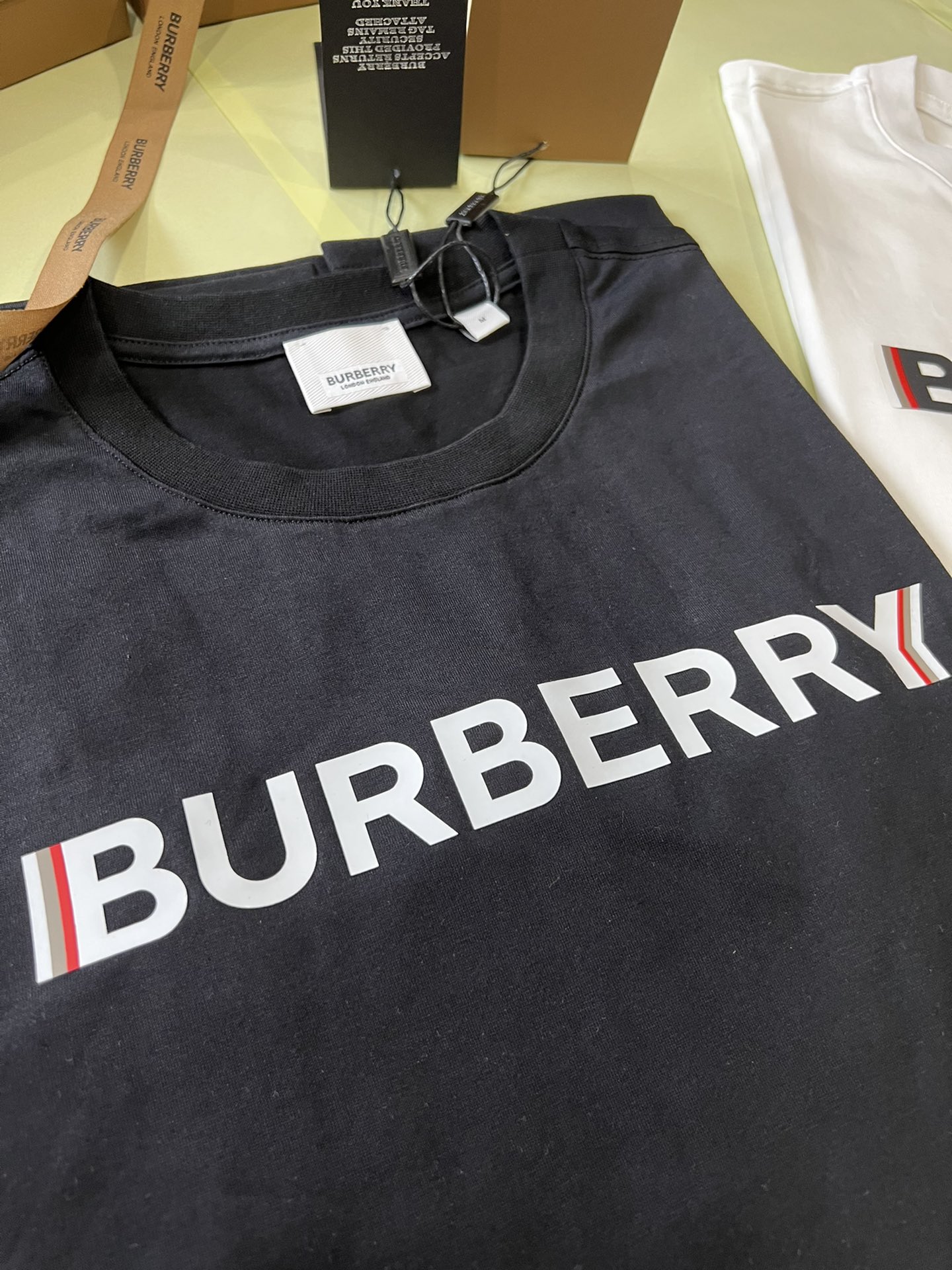 顶级品质/ Burber*y 巴宝*莉徽标印花棉质 T 恤衫 ▪️ 经典 圆领T恤衫,宽松版型 T 衬衫
