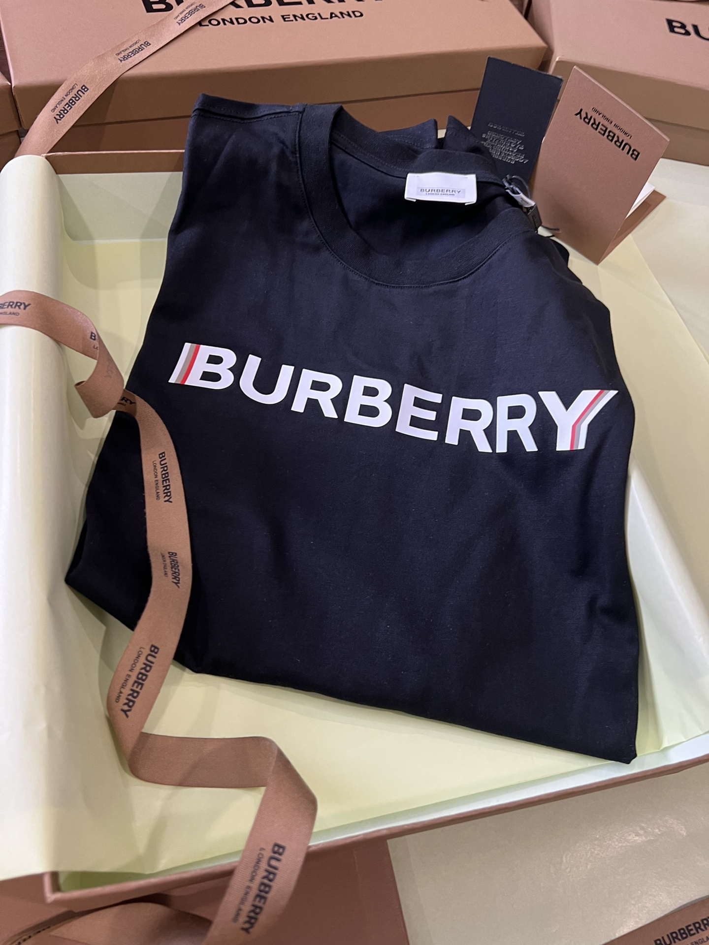顶级品质/ Burber*y 巴宝*莉徽标印花棉质 T 恤衫 ▪️ 经典 圆领T恤衫,宽松版型 T 衬衫