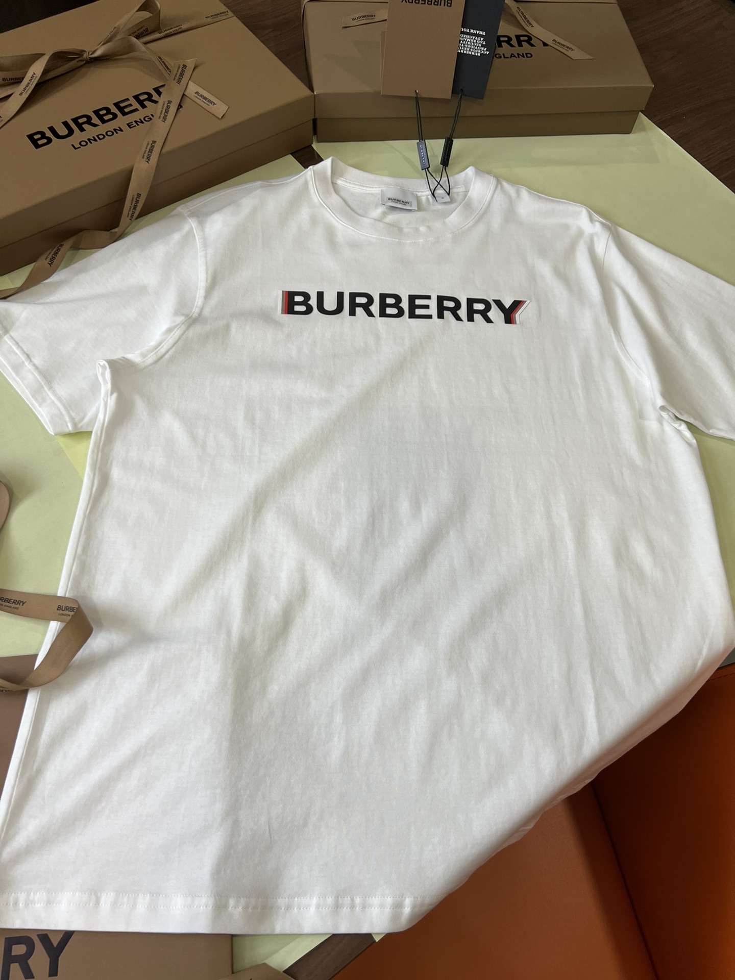 顶级品质/ Burber*y 巴宝*莉徽标印花棉质 T 恤衫 ▪️ 经典 圆领T恤衫，宽松版型 T 衬衫