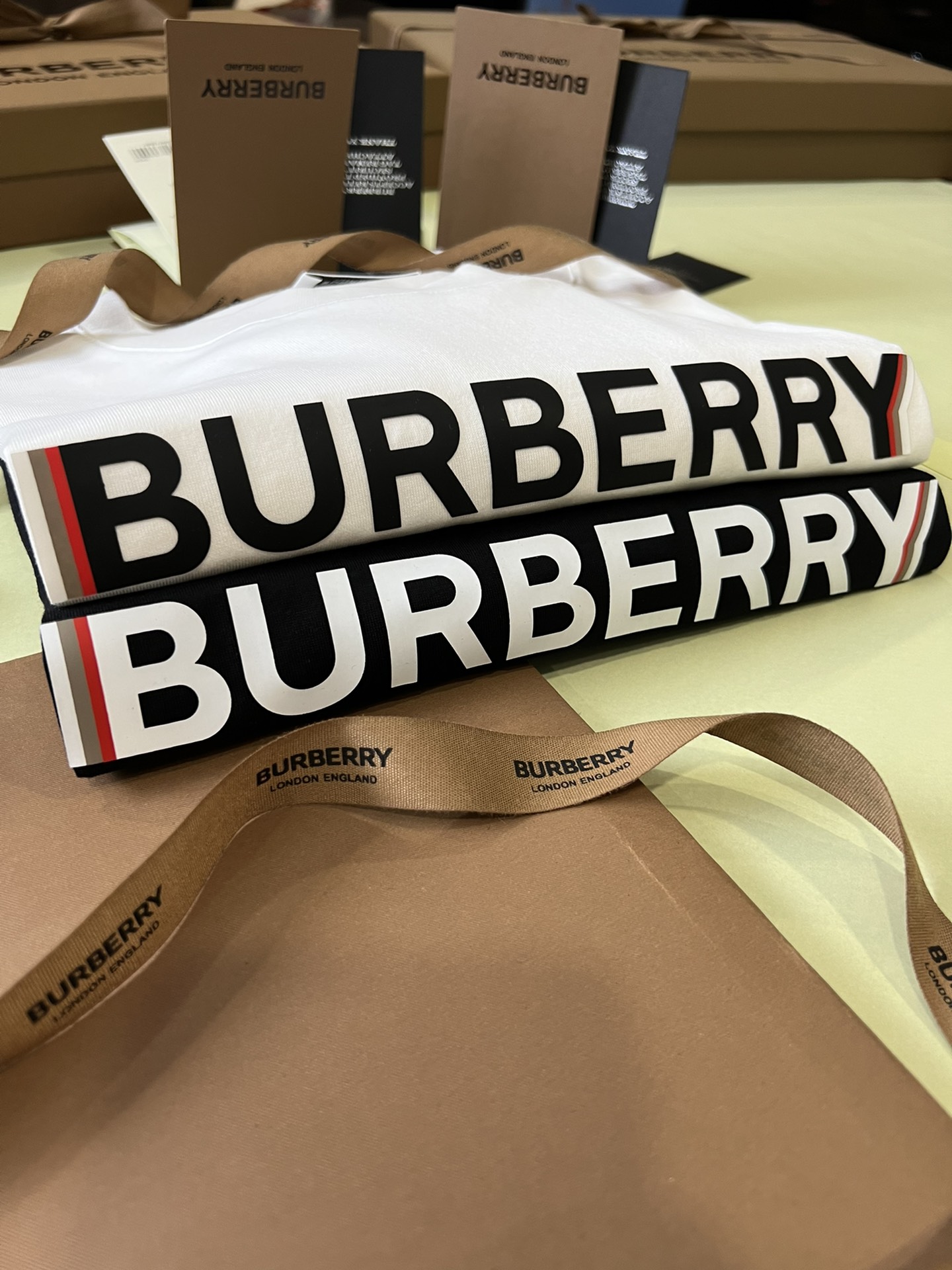 顶级品质/ Burber*y 巴宝*莉徽标印花棉质 T 恤衫 ▪️ 经典 圆领T恤衫,宽松版型 T 衬衫