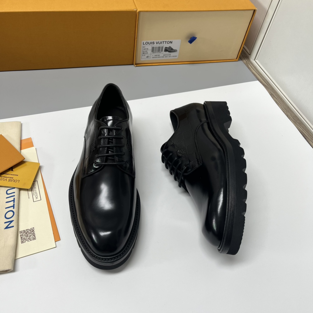 Nuevos zapatos con cordones LV-Voltaire • Modelos lisos disponibles en stock. Este modelo está confeccionado en piel de…