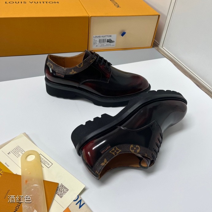 Los nuevos zapatos con cordones Lv-Voltaire en color burdeos se envían uno tras otro. Este modelo está confeccionado en…