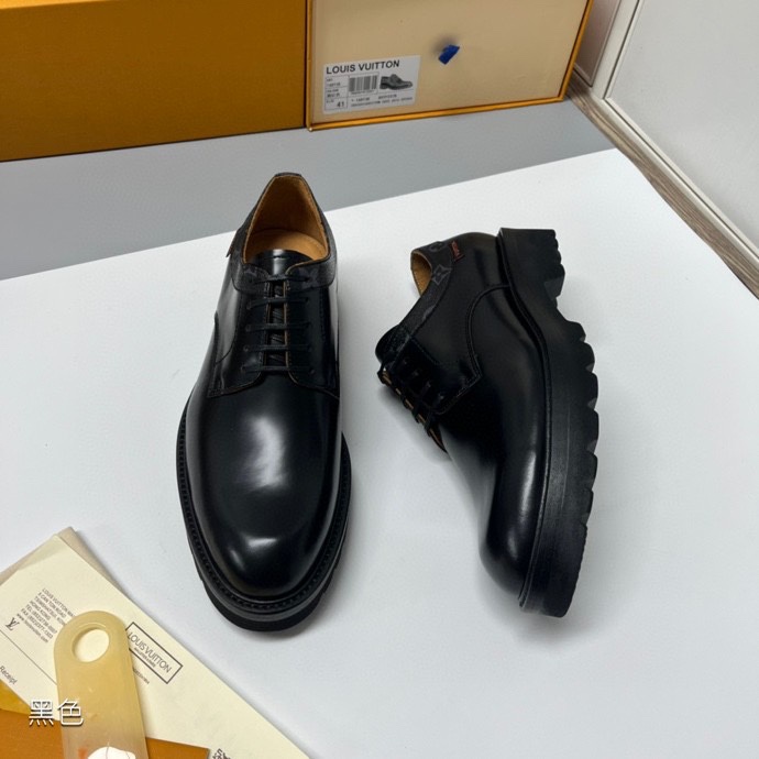 Próximamente se enviarán los nuevos zapatos negros con cordones de Lv-Voltaire. Este modelo está confeccionado en piel …