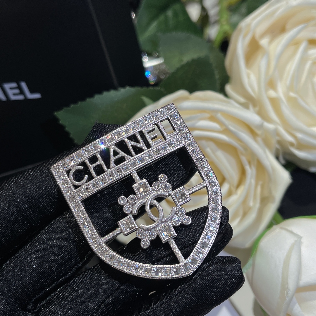 NO:104916,Number XXZ0075 Shield Rhinestone Brooch zp Customized Swarlow Crystal Classic and versatile Handsome and fashionable, jewelry boutique, brooch, breastpin19860909编号XXZ0075 盾牌水钻胸针 zp定制 施华洛水晶 经典百搭 帅气时尚,饰品精品,brooch，breastpin,Jewelry