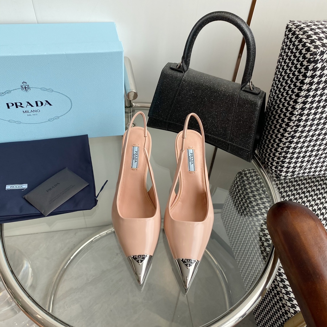 NO:235105,Patch empty sandals & single shoes 270 Prada Prada 2025 spring and summer catwalk triangular metal iron-toe high heels top quality This high heels are equipped with comma heels, the shoes reinterpret Prada's past design elements, and the upper is surrounded by rubber soles to create a mixed and matched shoe shape that blends soft pointed toe silhouette and sporty elements. The upper imported original beaded cowhide/sheepskin lining genuine leather outsole heel height 7.5cm size 35-39 (34.40.41 custom-made without return), high heels, prada, prada, sandals, high heels, cowhide, sheepskin, Leather soles19860909批后空凉鞋&单鞋270 Prada普拉达2025春夏走秀款三角标金属铁头高跟鞋 顶级品质 这款高跟鞋配有逗号跟,鞋履重释Prada往昔的设计元素,用橡胶鞋底环绕鞋面,营造出融柔美的尖头廓形和运动元素于一身的混搭鞋型. 鞋面进口原版开边珠牛皮/羊皮内里 真皮大底 跟高7.5cm size35-39（34.40.41定制不退换）,高跟鞋,prada,prada,sandals,high heels,cowhide,sheepskin,Leather soles,Women's Shoes