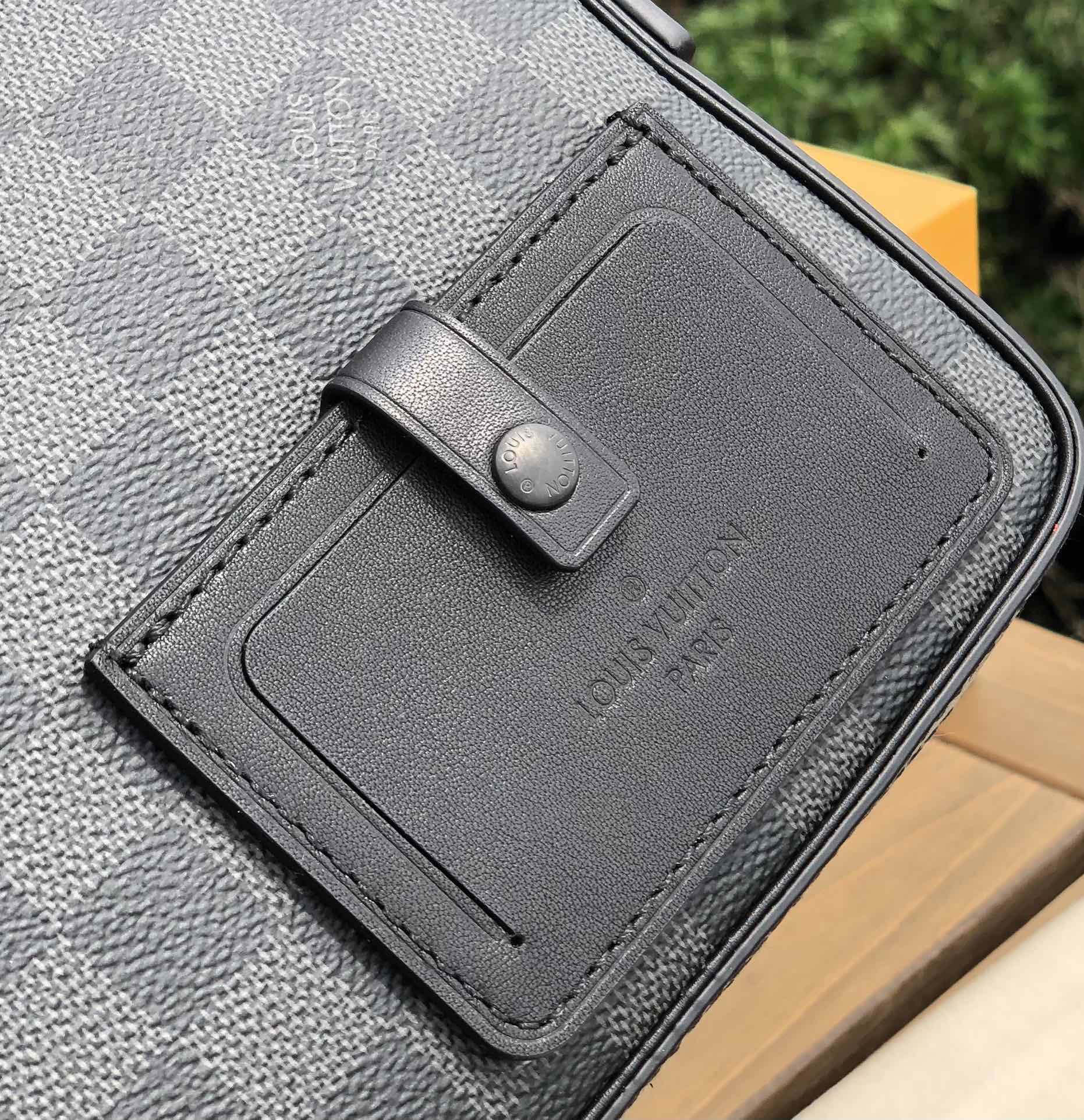 🌼 m40188尺寸26×17×5Lv al🌼Pha系列邮差包，渠道货，如果不喜欢高调的就必选这款，低调