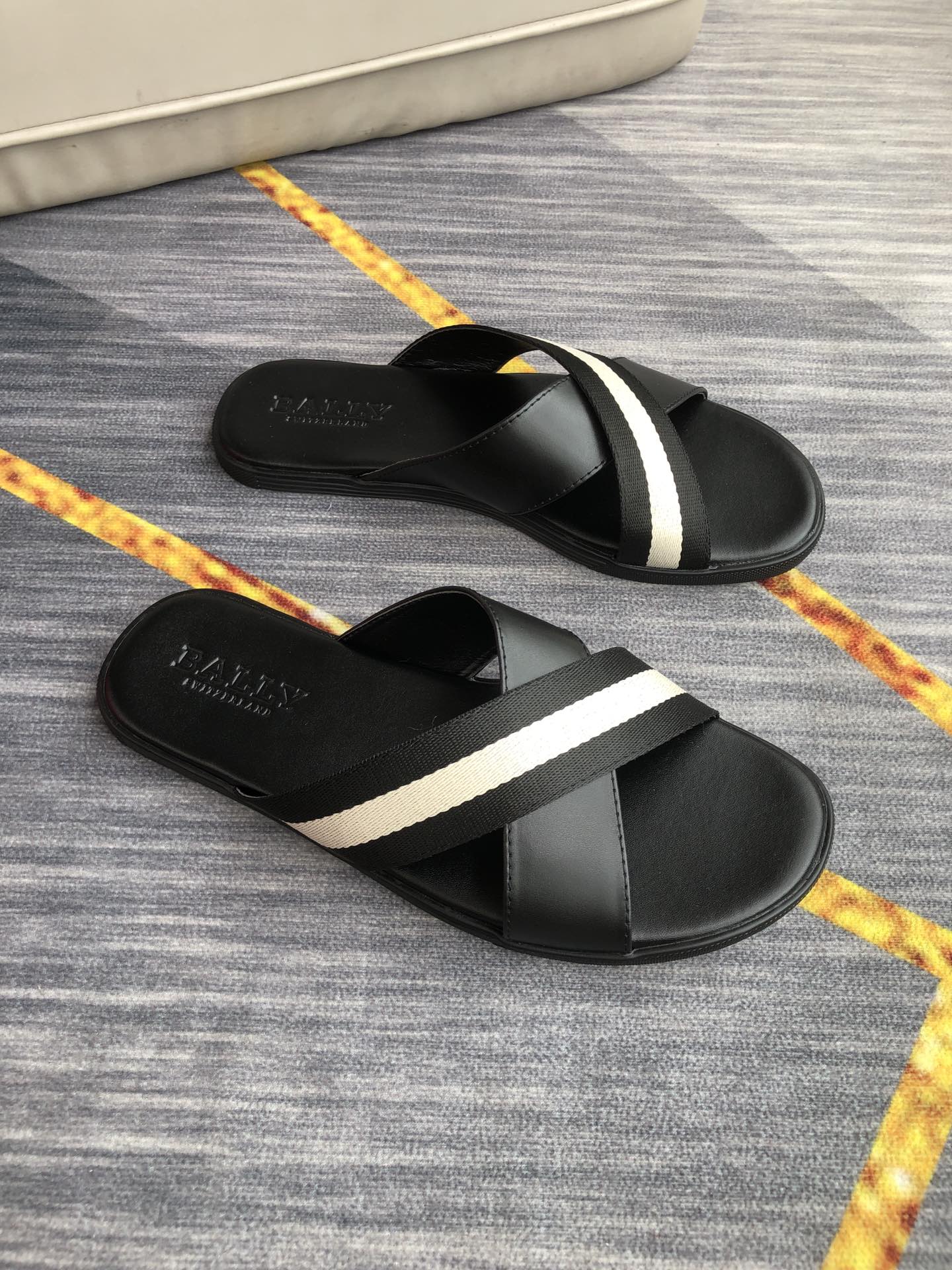 H0 。跑量款巴利男士休闲拖鞋 品牌织带男士拖鞋，穿脱方便，巧妙精美设计包裹感十足鞋面几何图案车线，酷毙了双层组合大底，加厚海绵中底+防滑大底，时尚帅气，尊贵奢华，旅游居家不二之选