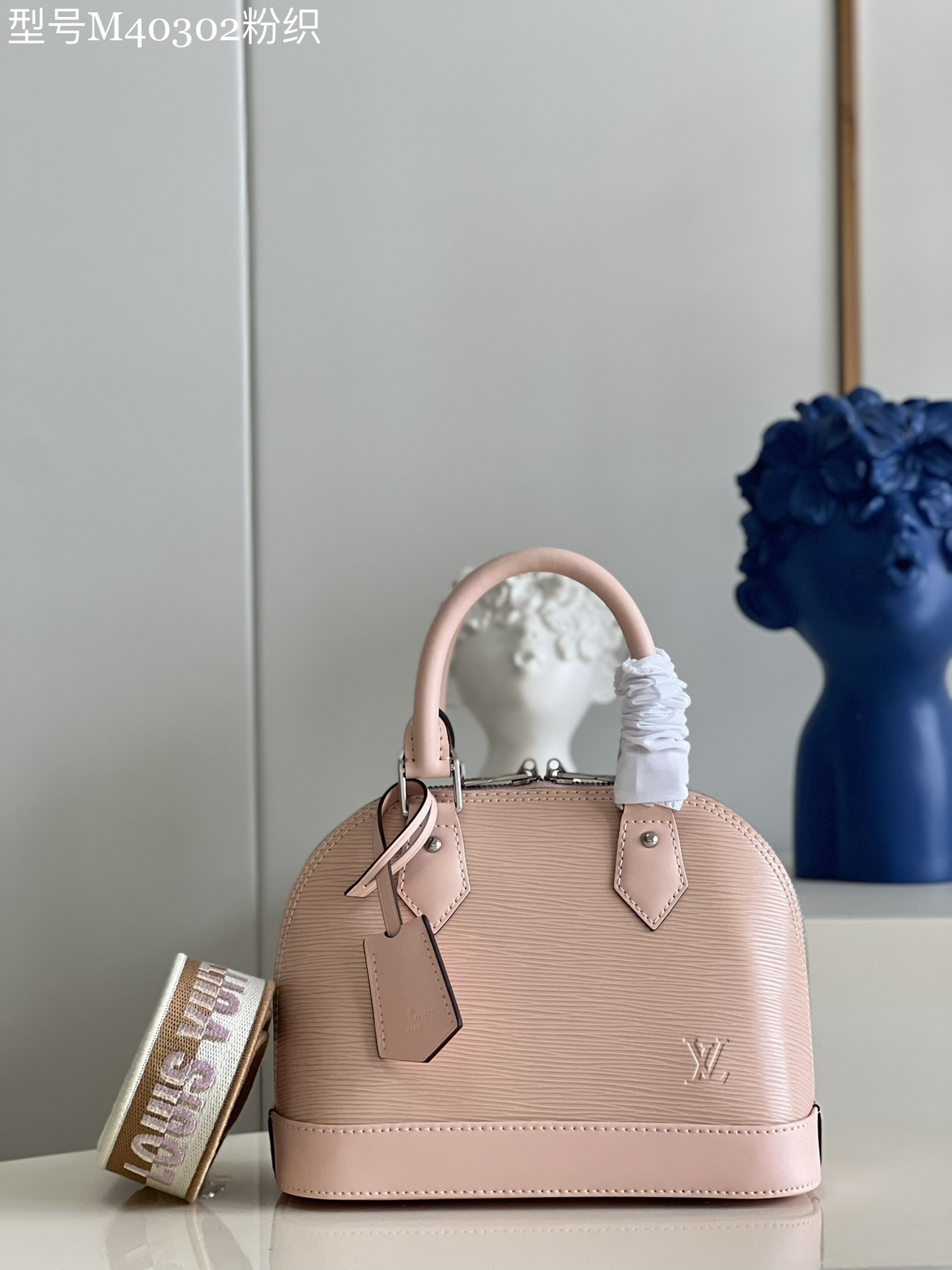 NO:398860,[Exclusive real shot of M40302 pink weaving] As one of Louis Vuitton's iconic designs, Alma BB handbag is made of Epi leather. It combines Louis Vuitton logo embroidery and Monogram flower clusters to decorate the new jacquard wide shoulder straps on both sides, and then outlines the edges with exquisite stitching to instantly capture the visual focus. Detailed features 23.5 x 17.5 x 11.5 cm (length x height x width) P.,LV [original leather],louis vuitton,louis vuitton19860909【独家实拍M40302粉织】作为路易威登标志性的设计之一,Alma BB 手袋此次取材 Epi 皮革,将路易威登标识刺绣和 Monogram 花簇分饰全新提花宽肩带两面,再以精致缝线勾勒边缘,瞬间俘获视觉焦点.详细特征23.5 x 17.5 x 11.5 厘米 (长度 x 高 x 宽) P.,LV【原厂皮】,louis vuitton,louis vuitton,Bag