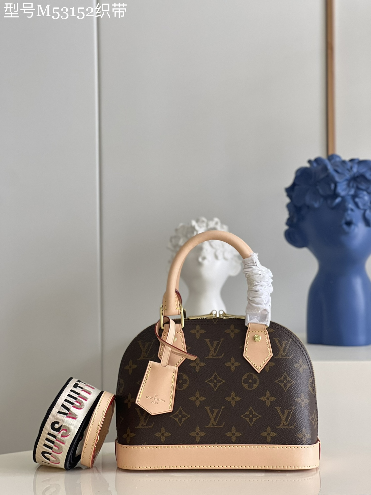 NO:398865,【Exclusive real photo M53152 presbyterian webbing】This charming Alma BB handbag is derived from the Louis Vuitton classic bag designed in 1934. The iconic elements give this Monogram canvas handbag classic elegant temperament padlock and key trim, Toron handle and exquisite leather keybag. Louis Vuitton logo embroidery and Monogram flower clusters are decorated with new jacquard wide shoulder straps on both sides, and then outline the edges with exquisite stitching to instantly capture the visual focus. It is equipped with removable shoulder straps and can be cross-body. Detailed features 23.5 x 17.5 x 11.5 cm (length x height x width) P.,LV [original leather],louis vuitton,louis vuitton19860909【独家实拍M53152老花织带】本款迷人的 Alma BB 手袋源于 1934 年设计的路易威登经典包款.标志性元素赋予此款 Monogram 帆布手袋经典优雅气质挂锁与钥匙饰件、Toron 手柄与精巧的皮革钥匙包.路易威登标识刺绣和 Monogram 花簇分饰全新提花宽肩带两面,再以精致缝线勾勒边缘,瞬间俘获视觉焦点.配有可拆卸肩带,可斜挎.详细特征23.5 x 17.5 x 11.5 厘米 (长度 x 高 x 宽) P.,LV【原厂皮】,louis vuitton,louis vuitton,Bag