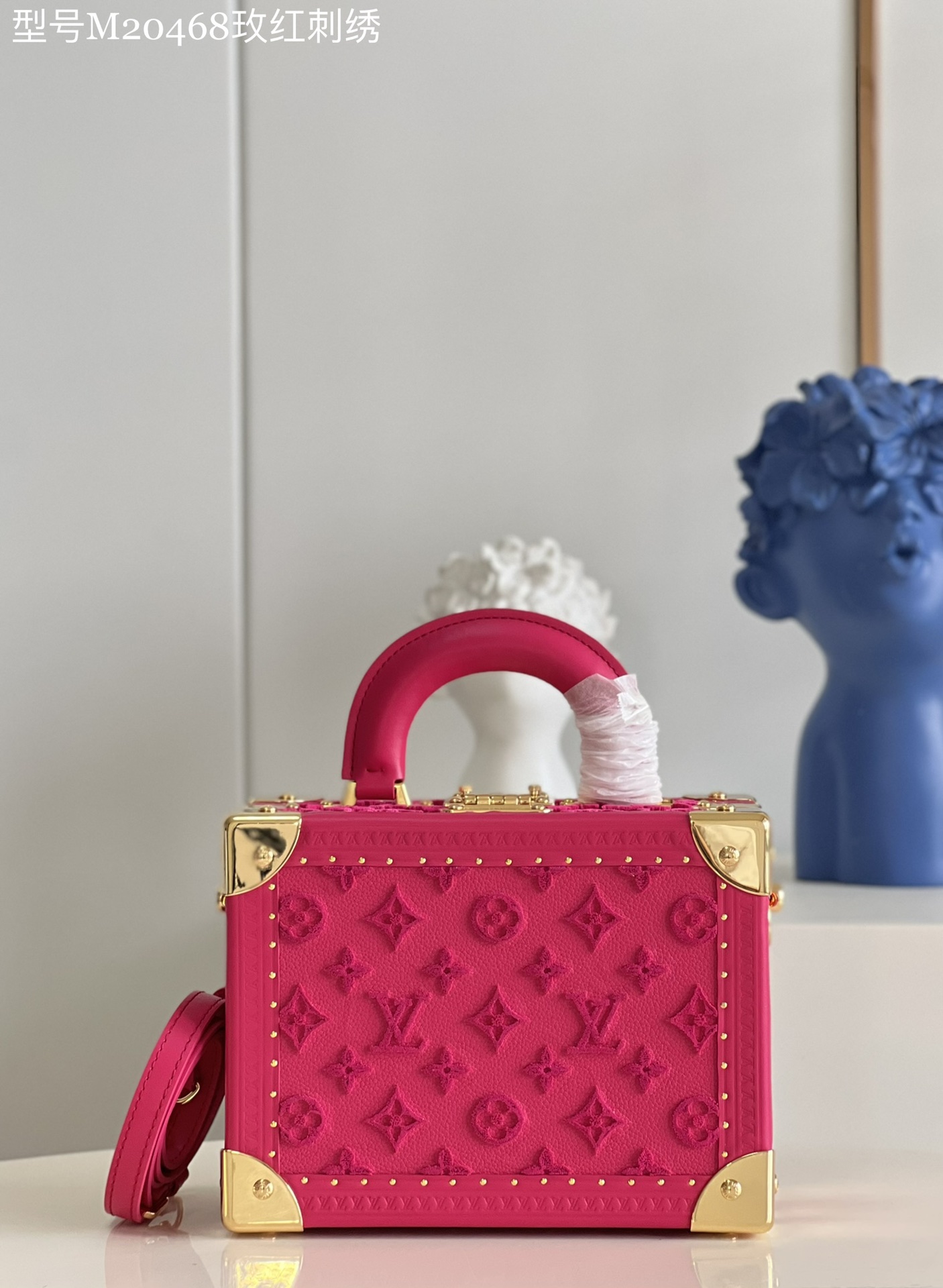 NO:398862,【Exclusive real photo M20468 rose red embroidery】VALISETTE TRESOR handbag hard case in spring and summer series Valisette Trésor handbag hard case. The shape and size of the hard case are made of the brand's classic traditional Coffret Trésor 20 hard case. After reinterpretation, the full leather flower flocking universal wooden box wooden box is transformed into a wearable soft handbag. The handbag is fully functional, not only a traditional leather design product, but also full of the authentic hard case style (including lozines sulfide fiber material edging with studs and an S-shaped padlock with keys) Size 22.5 x 16x 11 cm P.,LV [original leather], off white, louis vuitton19860909【独家实拍M20468玫红刺绣】VALISETTE TRESOR 手袋硬箱在 春夏系列中Valisette Trésor 手袋硬箱.该硬箱的外形与尺寸取材品牌经典传统的 Coffret Trésor 20 硬箱.经重新诠释,全皮花朵植绒万能木箱木盒子 化身为一款可穿戴的柔美手袋.该手袋功能齐全,既是一款传统皮具设计品,同时又洋溢着纯正的硬箱风范（含镶有饰钉的lozines硫化纤维物料包边以及带有钥匙的 S 形挂锁）尺寸22.5 x 16x 11 厘米 P.,LV【原厂皮】,off white,louis vuitton,Bag