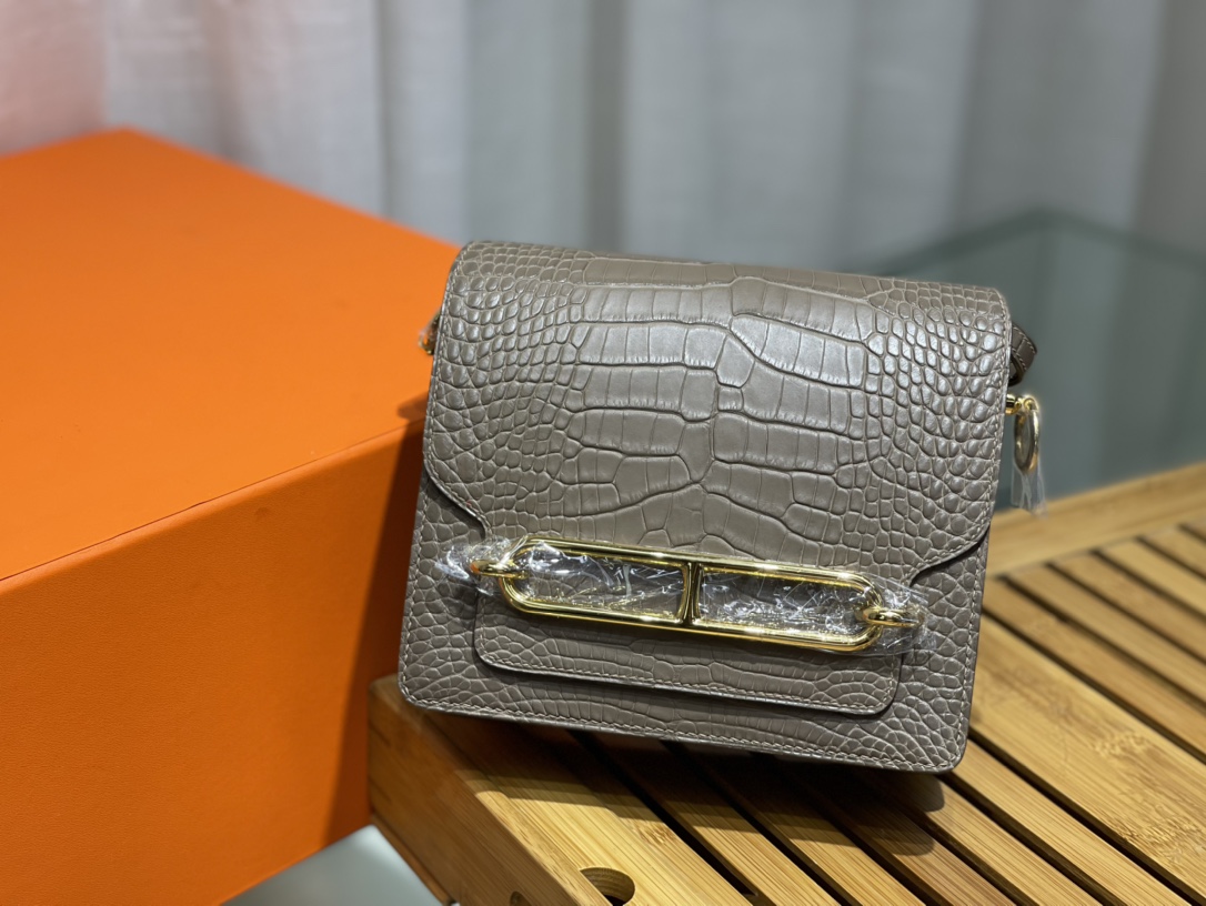 NO:700190,Pig nose bag Roulis 18cm gold buckle in stock matte American crocodile leather imported beeswax thread all hand-stitched all-steel hardware accessories low-key ~ easy to wear ~ convenient ~ simple and versatile style crossbody ~ hand ~ shoulder ~ color update..., Hermes, hermes, crocodile skin, Hermes,19860909猪鼻子包 Roulis 18cm 金扣现货 雾面美洲鳄鱼皮 进口蜜蜡线全手缝 全钢五金配件低调~好装~方便～ 简约百搭款 斜挎背 ～手拿～单肩背~颜色更新中……,爱马仕,hermes,crocodile skin,Hermes,,Bag
