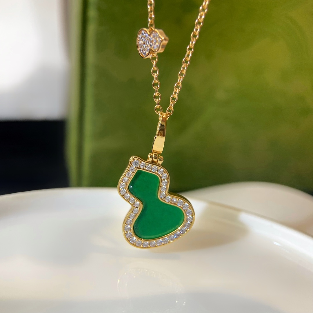 P110 Qeelin 孔雀绿葫芦项链 看似平淡无奇,这个葫芦的版型就相当讲究,流畅饱满,恰到好处。热门款哪哪都有,不缺普通版,我们还是费心思做的好一些,给对品质有要求的宝宝,钻全部手工镶嵌(包含链身上的小葫芦)金工手抛工艺已经是基本的了,手工扣都是自己开钢模做的,市场有现成的销售但是弹力不好,而且开合位置容易有缝隙不够紧密,影响效果。这个也是成本所在。金工切石,石边都是平整光滑的。