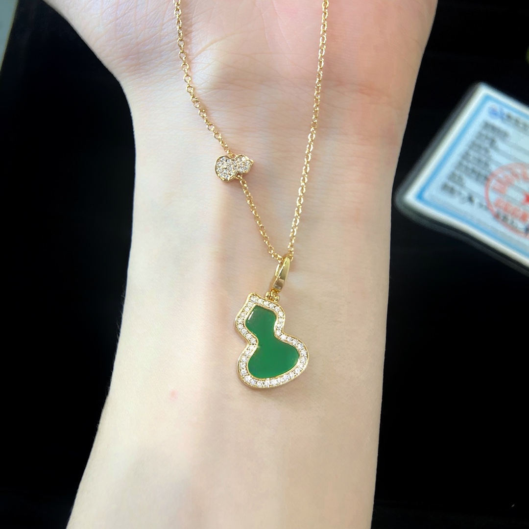 P110 Qeelin 孔雀绿葫芦项链 看似平淡无奇，这个葫芦的版型就相当讲究，流畅饱满，恰到好处。热门款哪哪都有，不缺普通版，我们还是费心思做的好一些，给对品质有要求的宝宝，钻全部手工镶嵌(包含链身上的小葫芦)金工手抛工艺已经是基本的了，手工扣都是自己开钢模做的，市场有现成的销售但是弹力不好，而且开合位置容易有缝隙不够紧密，影响效果。这个也是成本所在。金工切石，石边都是平整光滑的。