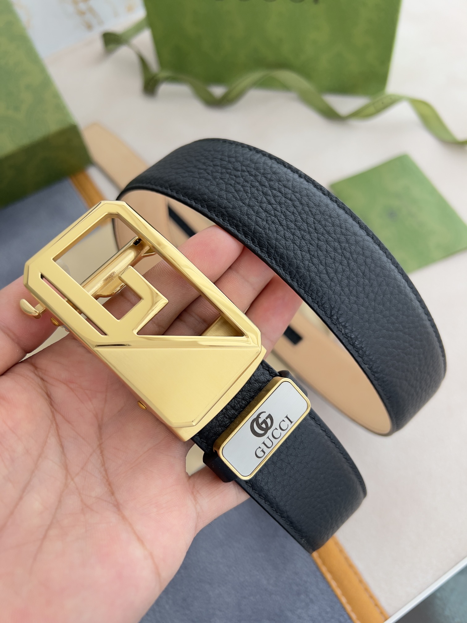 I5  Gucci 古奇 ·腰带自动带·皮带 型号：自动扣,纯钢材质自动扣,自动带身,尾部外穿款 材料：百分百头层牛皮,保证真皮.24k纯钢扣专柜同等质量, 双面头层牛皮,头层牛皮荔枝纹头层树膏磨砂皮底,金扣,可自由裁剪,经典logo,送人自用首选 包装认准如图专柜包装,赠送打孔器,原版电子票,宽度3.5cm