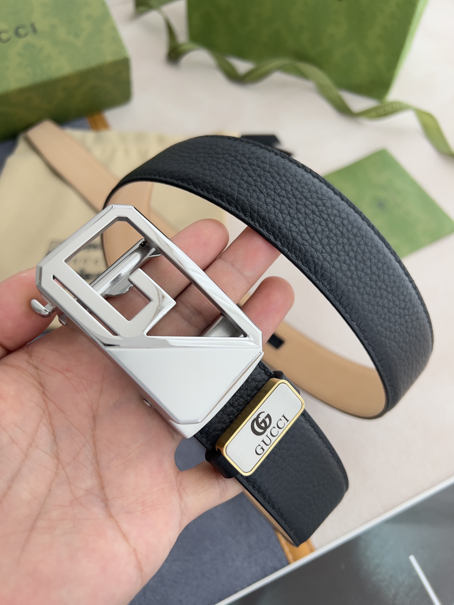 I5  Gucci 古奇 ·腰带自动带·皮带 型号：自动扣,纯钢材质自动扣,自动带身,尾部外穿款 材料：百分百头层牛皮,保证真皮.24k纯钢扣专柜同等质量, 双面头层牛皮,头层牛皮荔枝纹头层树膏磨砂皮底,银扣,可自由裁剪,经典logo,送人自用首选 包装认准如图专柜包装,赠送打孔器,原版电子票,宽度3.5cm