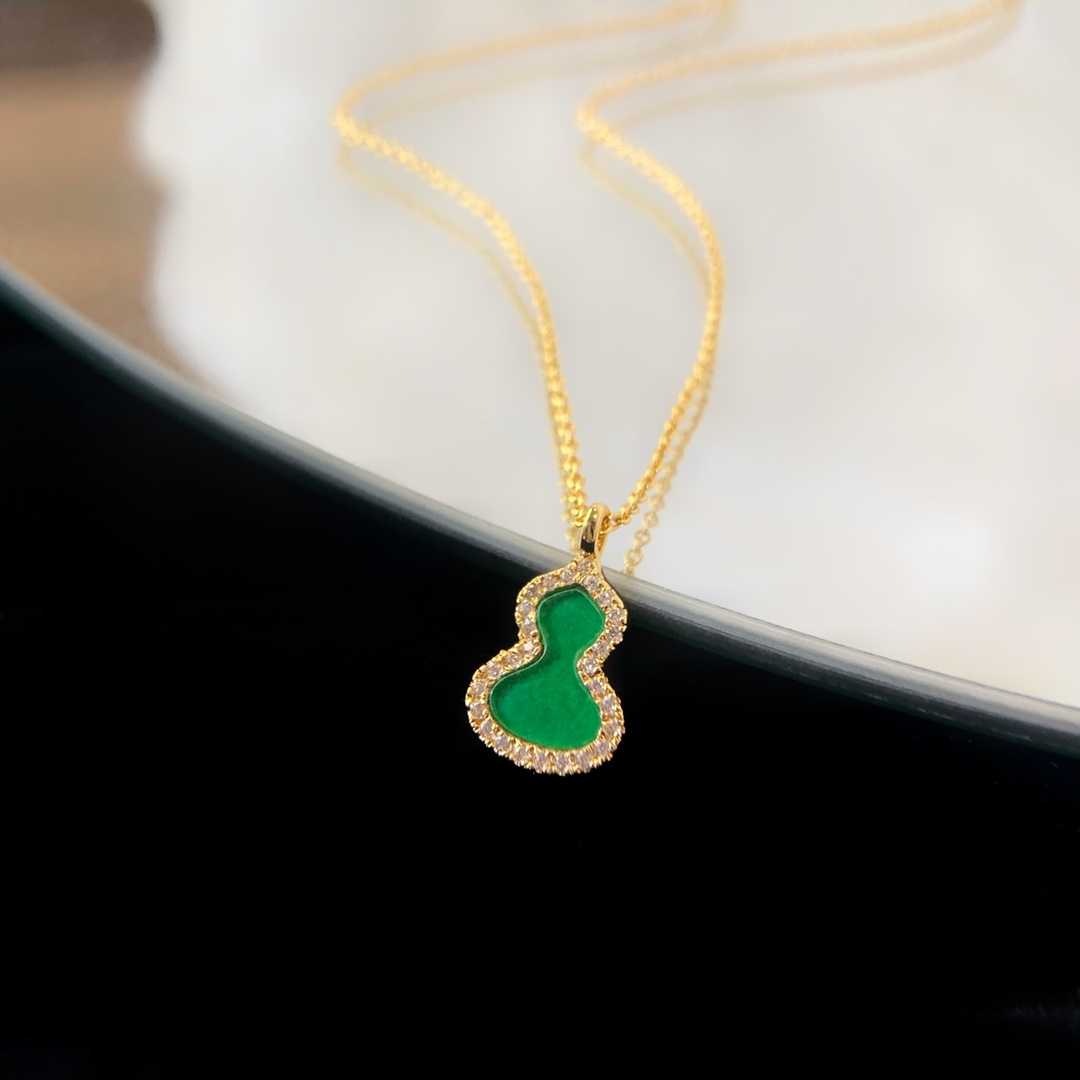 NO:103014,Kirin mini jade gourd necklace, classic style, never tired of looking at it, choose one that suits you, beautiful. The brilliant gourd shape complements the exquisite and dazzling rose gold, diamonds and natural fritillaria. The scattered embellishment, matched at will, Kirin necklace, qeelin, necklace19860909麒麟mini翡翠葫芦项链,经典款,百看不厌,选一个适合自己的,美美的 熠熠生辉的葫芦造型与精致璀璨的玫瑰金、钻石与天然贝母相映成趣.错落点缀,随心搭配,麒麟项链,qeelin,necklace,Jewelry