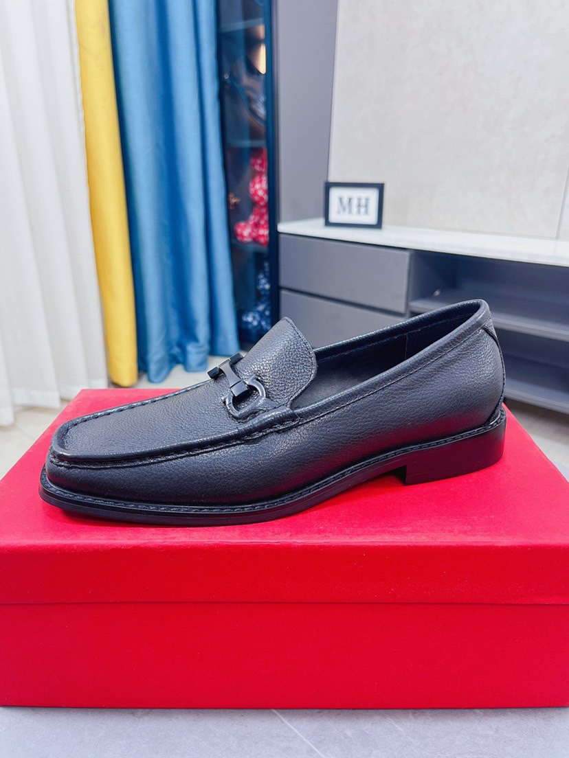 J0  菲拉格慕原单鞋面复刻 更是原单货 超级霸气😍 鞋面采用优质牛皮皮料正装商务皮鞋 内外全真皮制作，牛里拒绝脱色磨脚，简单大方超级百搭 鞋面精片经过人工精心设计 🔥原单复刻而上酷毙了 😍懒人套脚便鞋 高品质板鞋，男鞋