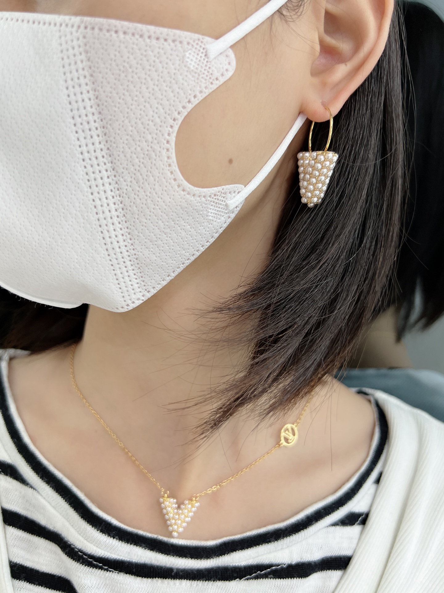 驴家新款Essential V Perle 耳环荟萃路易威登的工艺，采用抛光树脂珍珠打造品牌经典 V 字标识，环形设计绽放耀目金色光泽，释放隽永魅力。另有同系列 Essential V 饰品可选
耳环