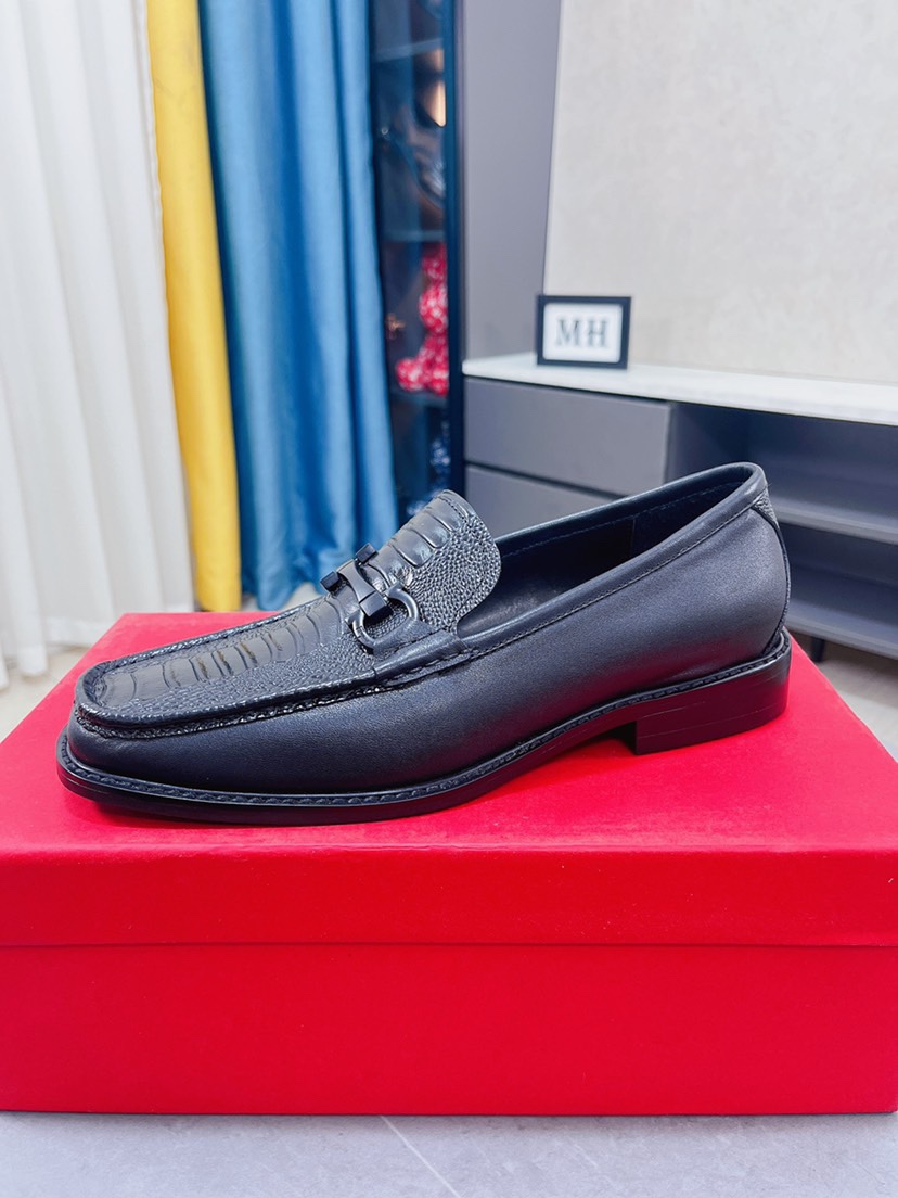 J0  菲拉格慕原单鞋面复刻 更是原单货 超级霸气😍 鞋面采用优质牛皮皮料正装商务皮鞋 内外全真皮制作，牛里拒绝脱色磨脚，简单大方超级百搭 鞋面精片经过人工精心设计 🔥原单复刻而上酷毙了 😍懒人套脚便鞋 高品质板鞋，男鞋