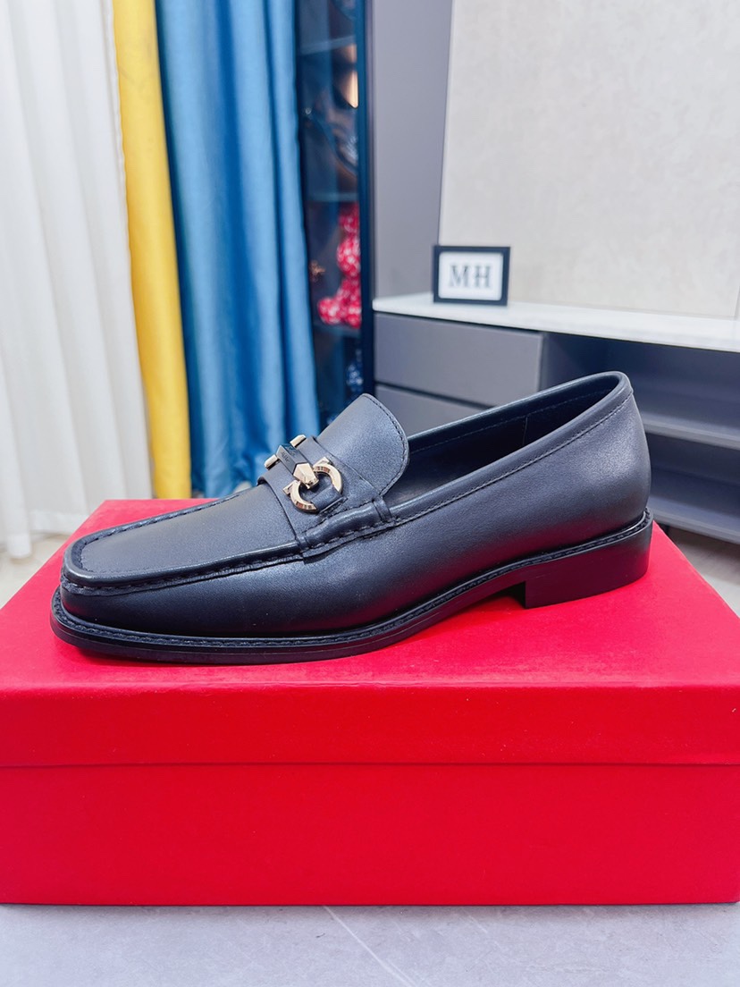 J0  菲拉格慕原单鞋面复刻 更是原单货 超级霸气😍 鞋面采用优质牛皮皮料正装商务皮鞋 内外全真皮制作，牛里拒绝脱色磨脚，简单大方超级百搭 鞋面精片经过人工精心设计 🔥原单复刻而上酷毙了 😍懒人套脚便鞋 高品质板鞋，男鞋