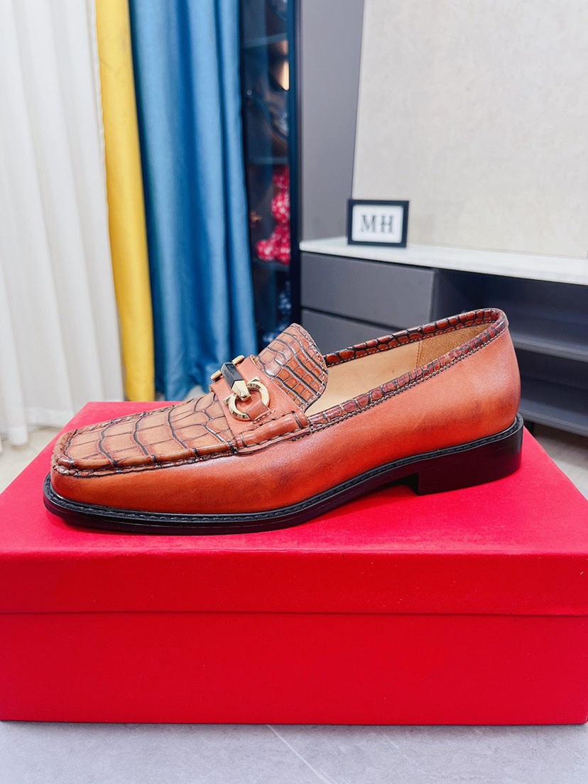 J0  菲拉格慕原单鞋面复刻 更是原单货 超级霸气😍 鞋面采用优质牛皮皮料正装商务皮鞋 内外全真皮制作，牛里拒绝脱色磨脚，简单大方超级百搭 鞋面精片经过人工精心设计 🔥原单复刻而上酷毙了 😍懒人套脚便鞋 高品质板鞋，男鞋