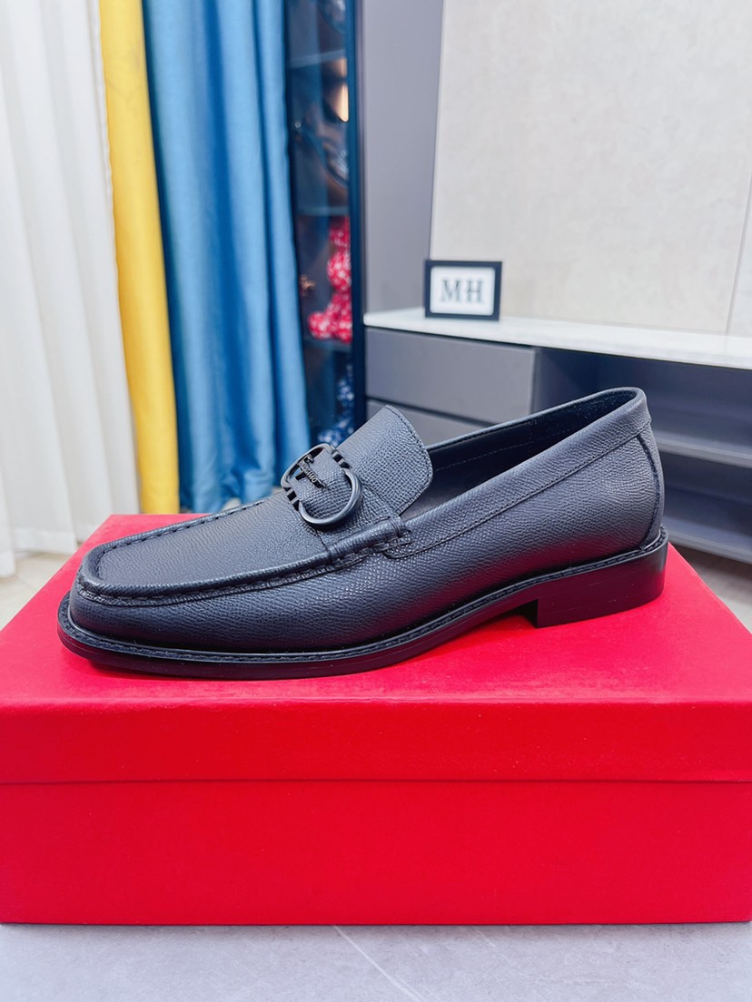 J0  菲拉格慕原单鞋面复刻 更是原单货 超级霸气😍 鞋面采用优质牛皮皮料正装商务皮鞋 内外全真皮制作，牛里拒绝脱色磨脚，简单大方超级百搭 鞋面精片经过人工精心设计 🔥原单复刻而上酷毙了 😍懒人套脚便鞋 高品质板鞋，男鞋