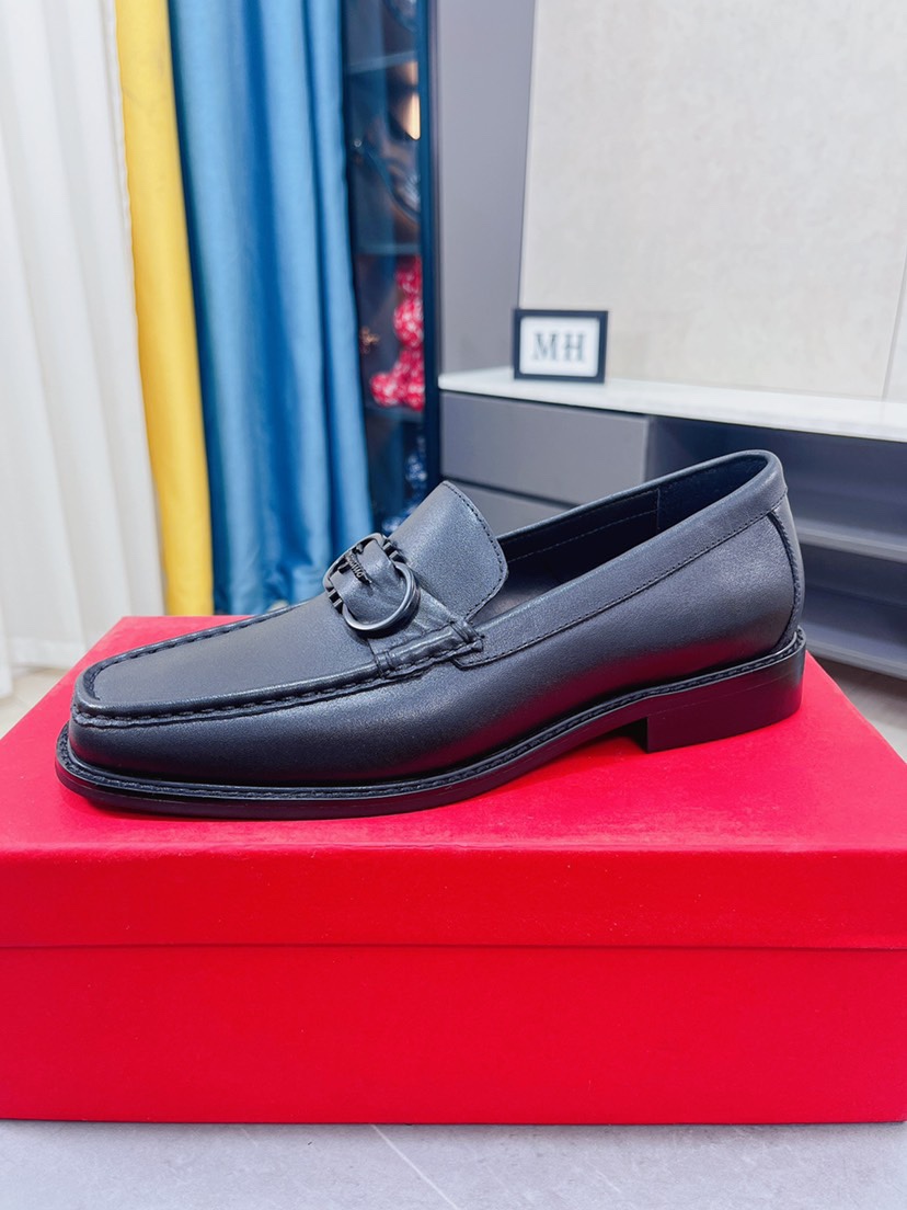 J0  菲拉格慕原单鞋面复刻 更是原单货 超级霸气😍 鞋面采用优质牛皮皮料正装商务皮鞋 内外全真皮制作，牛里拒绝脱色磨脚，简单大方超级百搭 鞋面精片经过人工精心设计 🔥原单复刻而上酷毙了 😍懒人套脚便鞋 高品质板鞋，男鞋