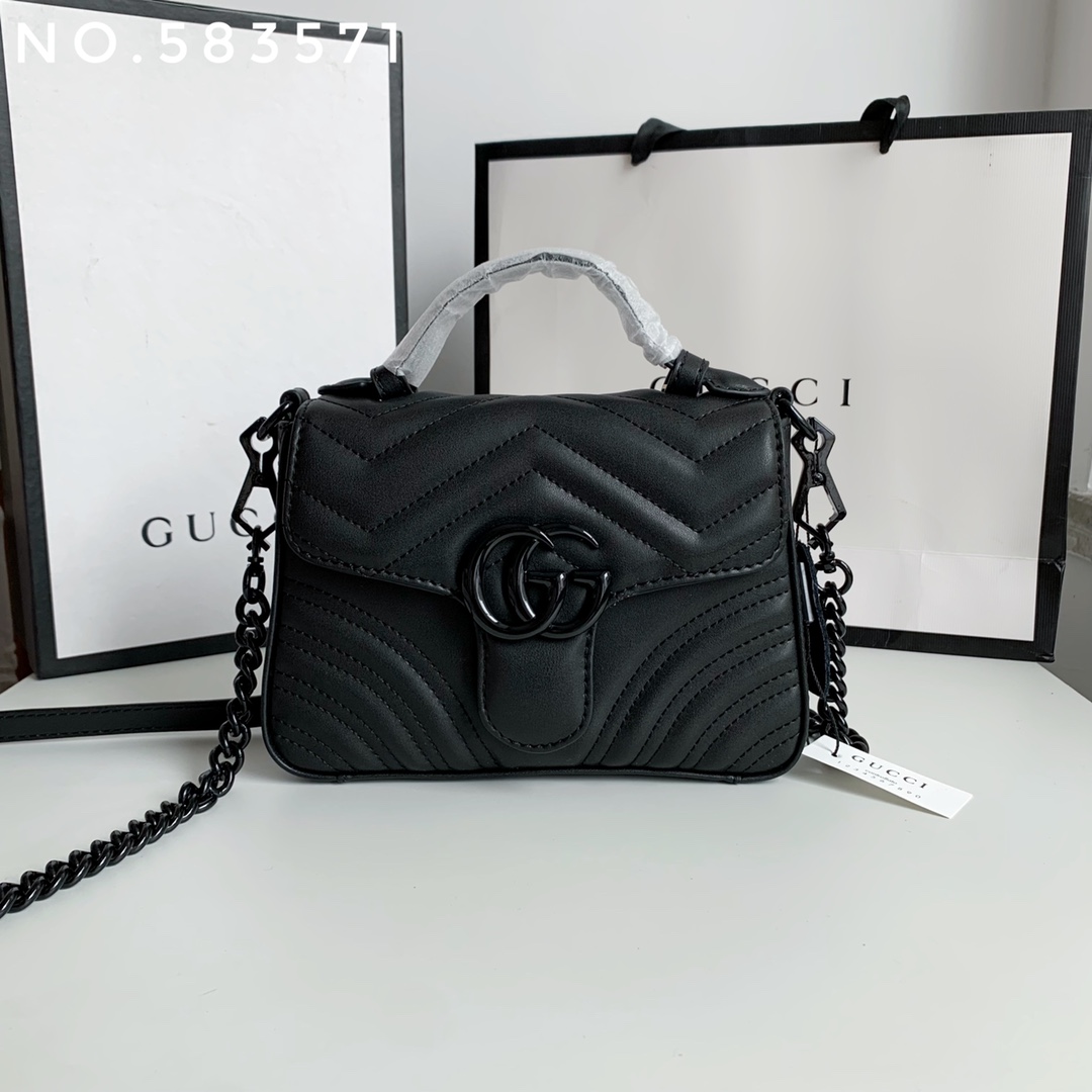 Nueva toma real # Número de estilo: 583571 Tamaño: 21x15.5x8cm Bolso pequeño Marmont, hecho de cuero acolchado negro, a…