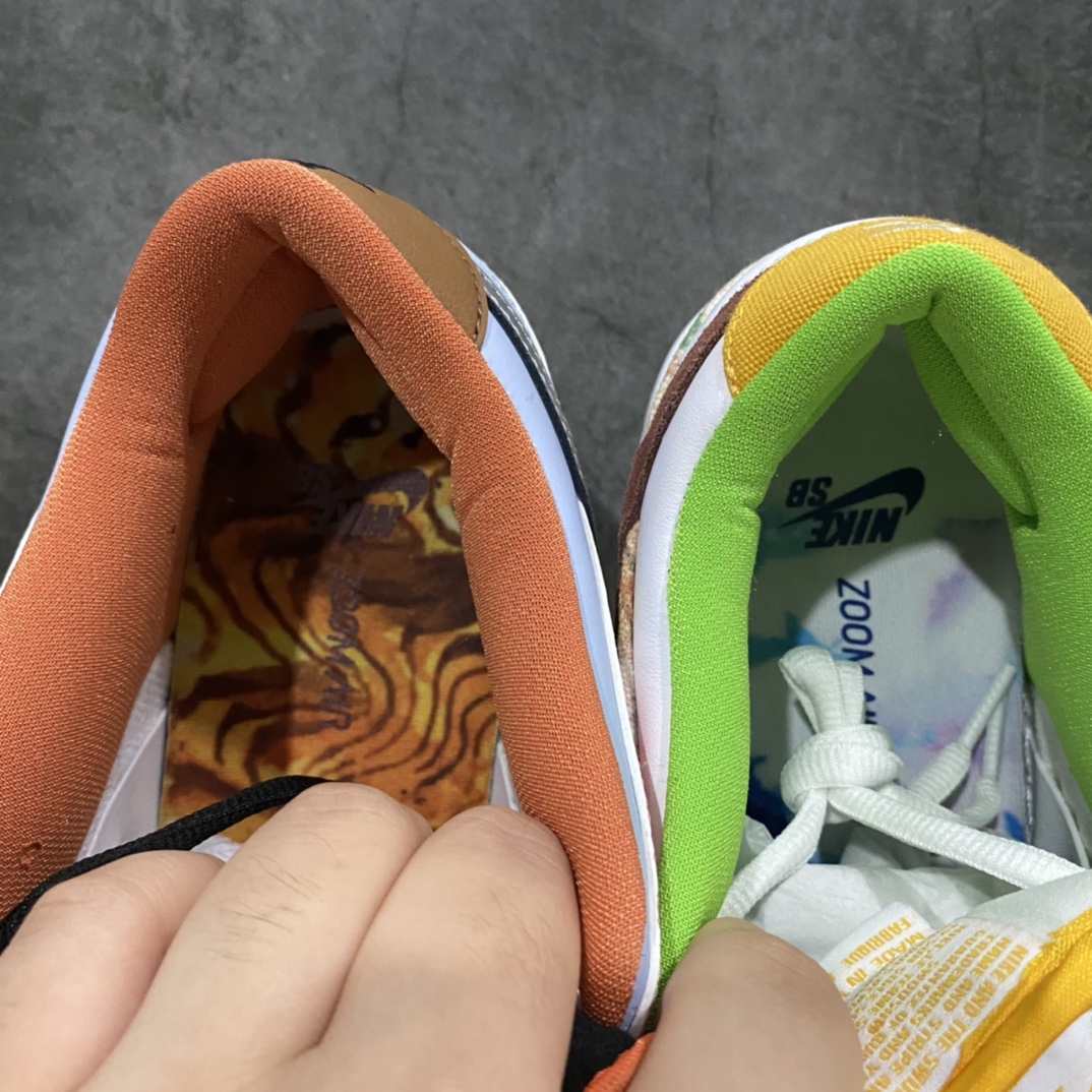 图片[7]-NK SB Dunk Low Pro \”Street Hawker\” 食神鸳鸯 Top纯原生产线出品 代表历史最强FK 市售唯一正确对版 原版礼盒 配件齐全（双倍邮费） 花费重金开发定制礼盒 全套包装 鞋身原厂透芯头层牛皮 皮料等待3个月 鞋面高频3D打印、后跟电绣 原档案数据制作 原楦原纸板开发 匹配原版98%以上 后跟垫棉独家呈现 后跟反口里弧度正确 全新后跟电绣 电绣针数与ZP一致 货号：BQ6817 尺码：36 36.5 37.5 38 38.5 39 40 40.5 41 42 42.5 43 44 44.5 45 46-选品中心