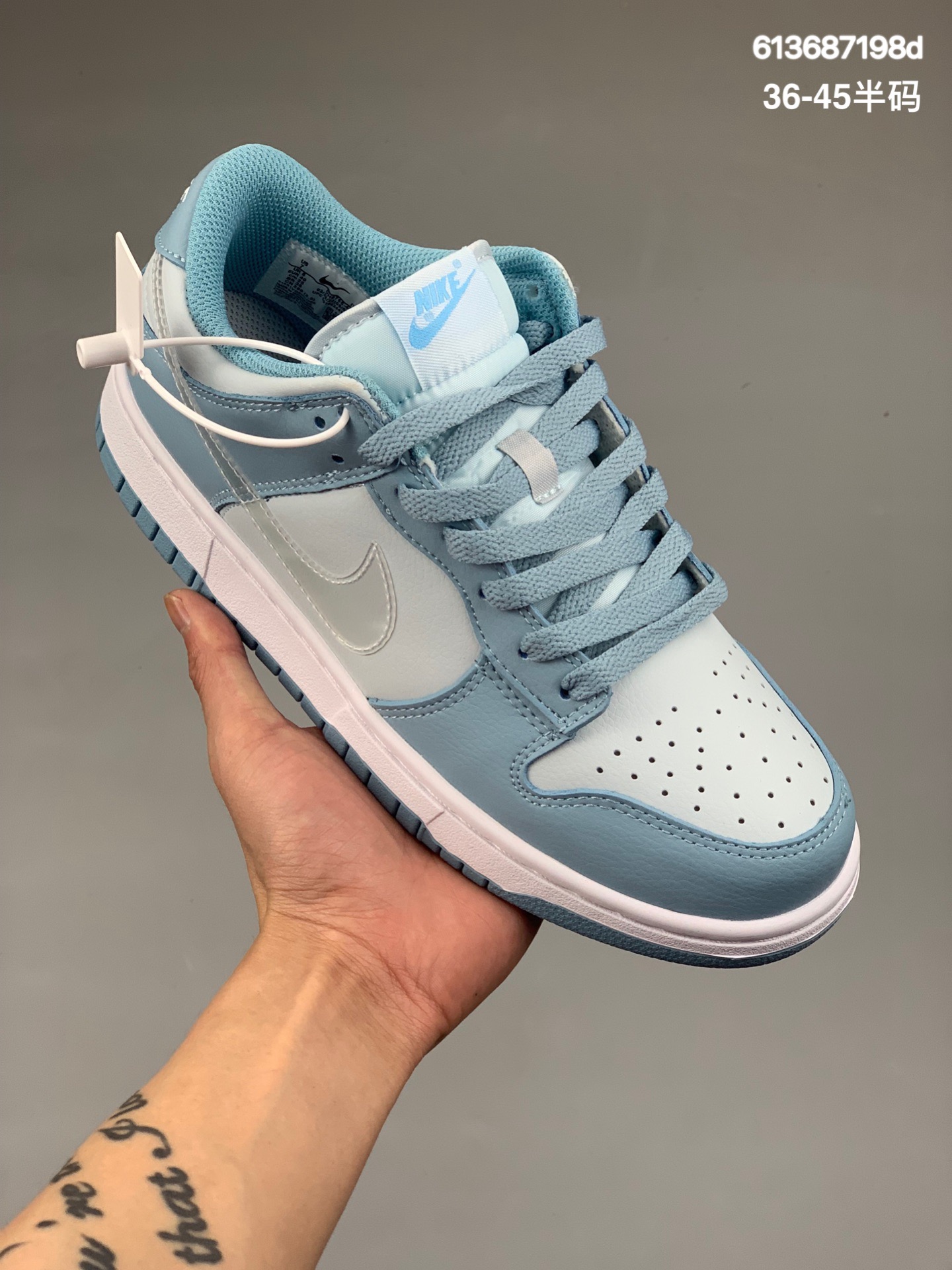 本地
耐克Nike SB Dunk Low Pro 复古低帮头层皮休闲运动滑板板鞋。采用脚感柔软舒适ZoomAir气垫，有效吸收滑板等极限运动在落地时带来的冲击力，为街头运动者们提供更好的保护。货号：DH9765类型：男女鞋码数：36 36.5 37.5 38 38.5 39 40 40.5 41 42 42.5 43 44 45
编码：613687198d