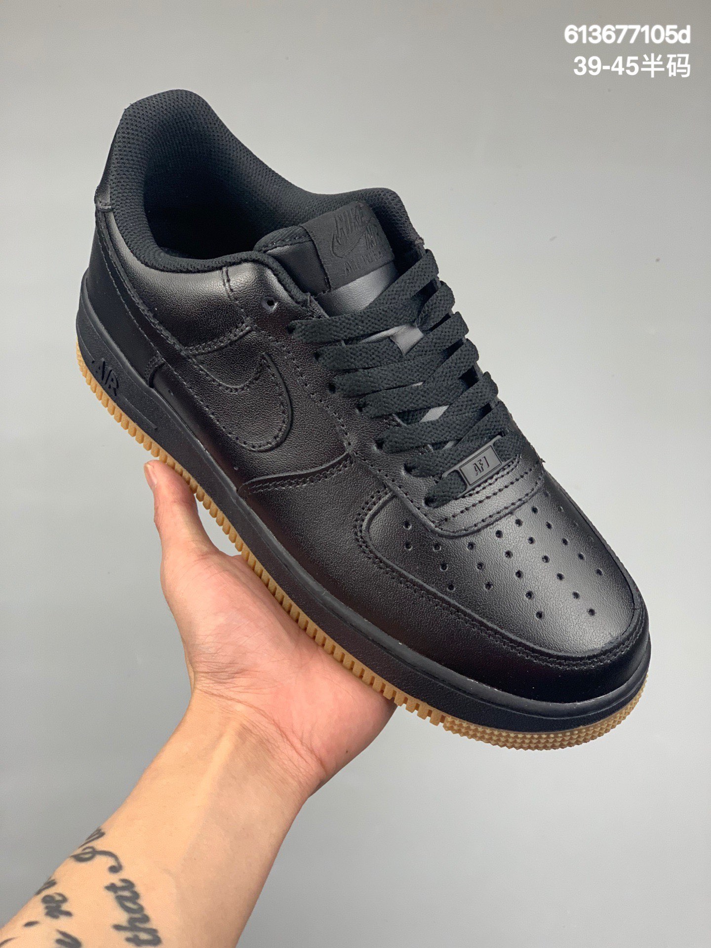 本地
「黑士⁠武」扮⁠装,克⁠耐Nike Air Force 1’07