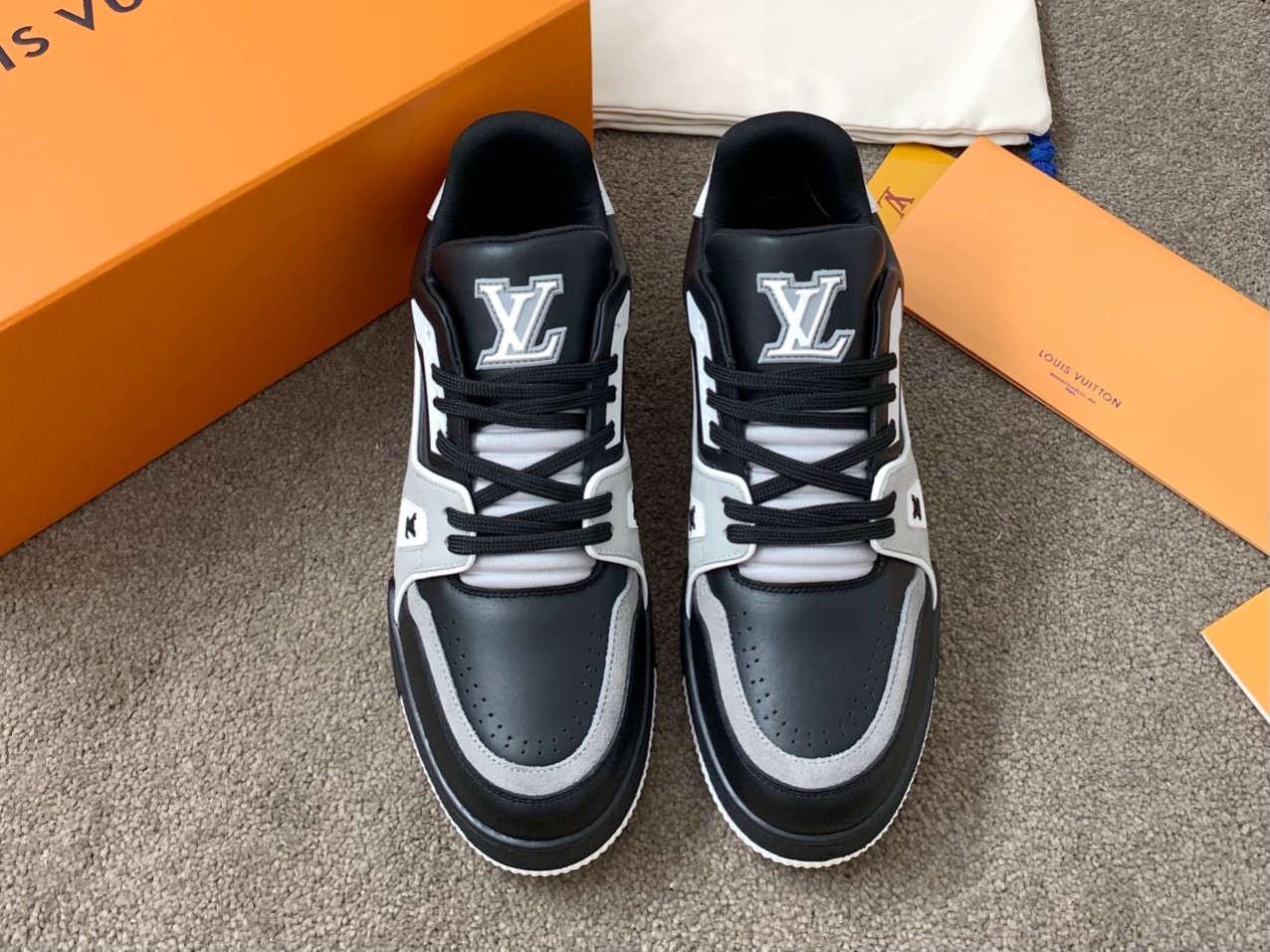 Louis Vuitton LV Trainer 运动鞋 独家定制牛皮1:1 所有切边口都按照 的步骤加工涂边 独家私模Vuitton 标识